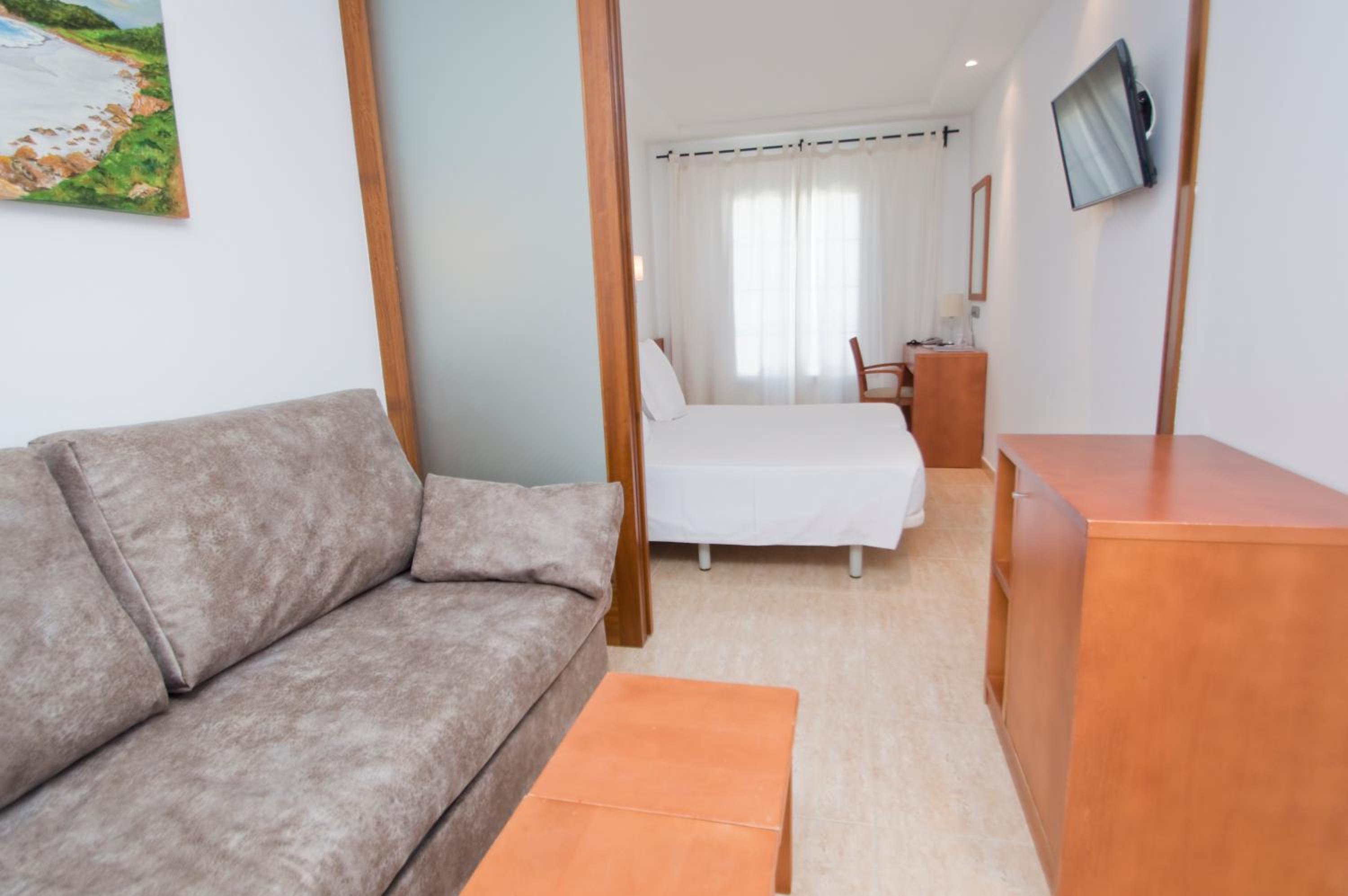 Superior Double or Twin Room with Pool View - Photo 9