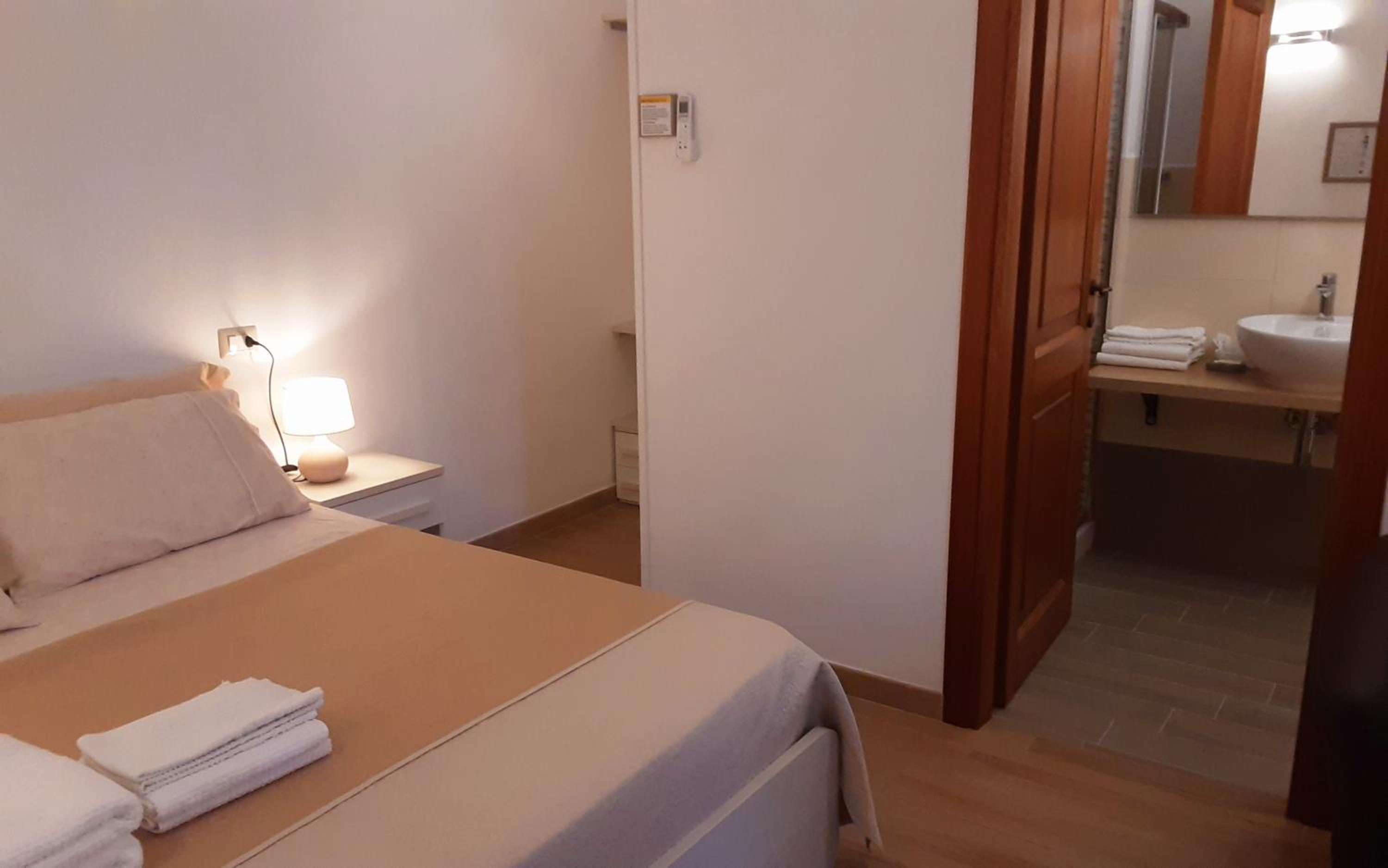 Deluxe Double or Twin Room with City View photo 2