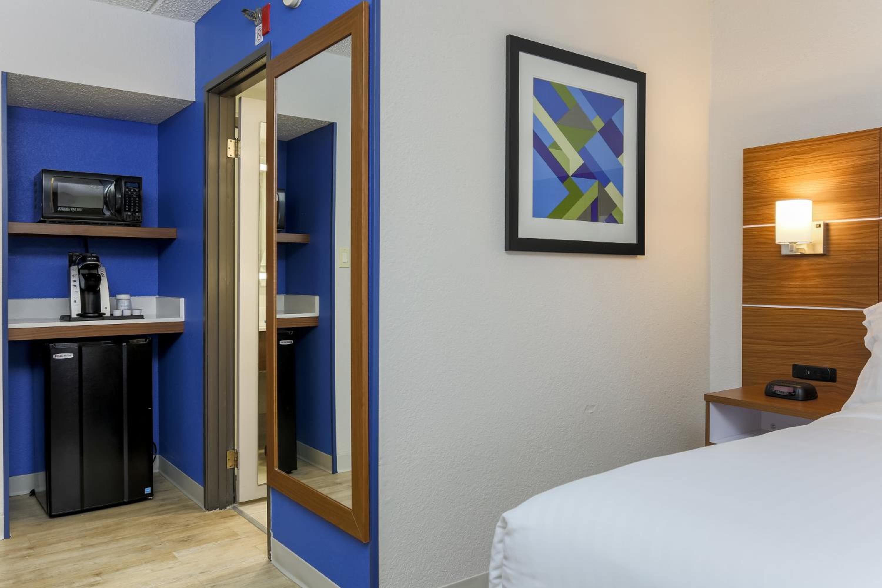 Standard King Room with Sofa Bed - Photo 1
