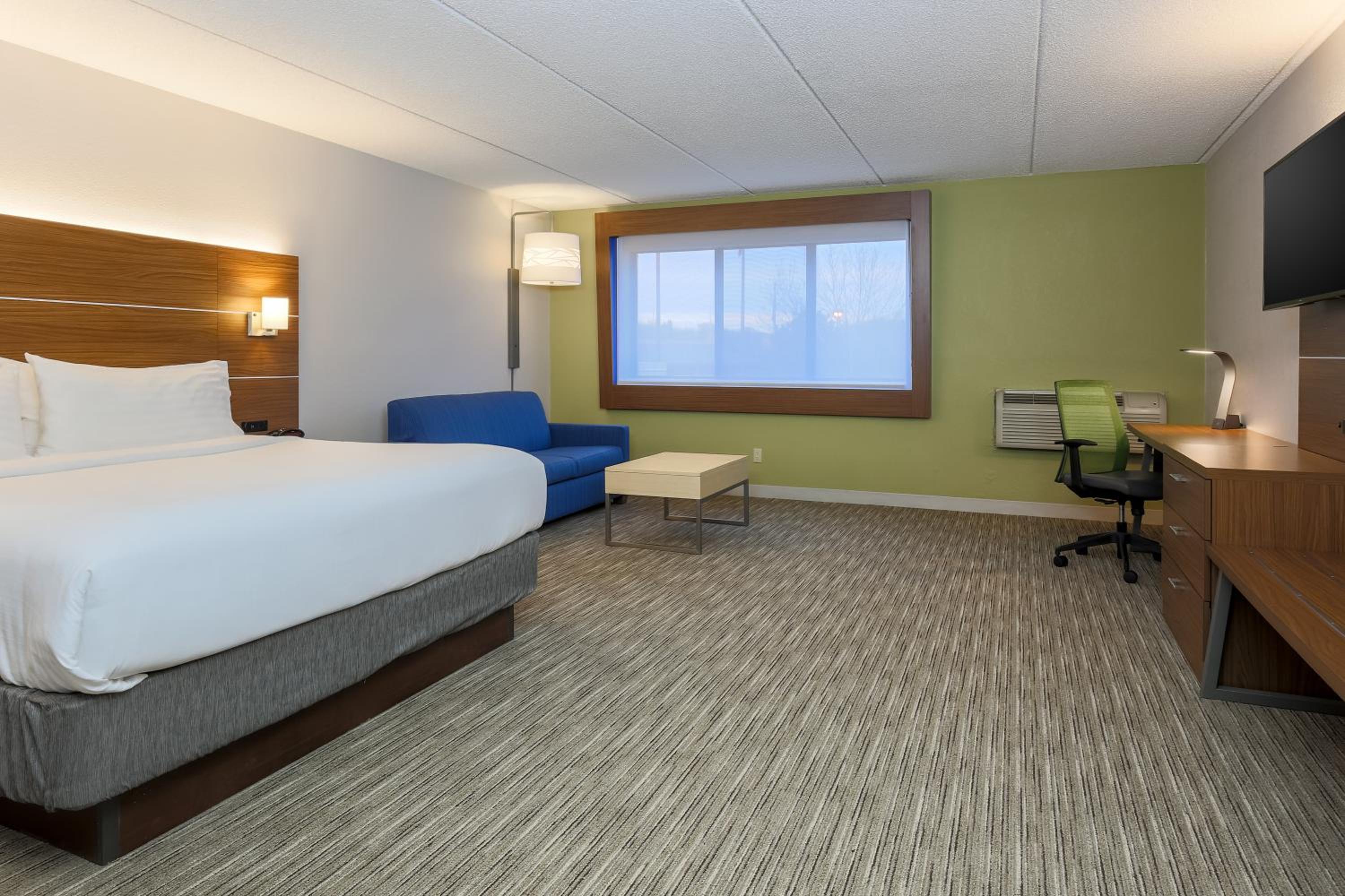 Standard King Room with Sofa Bed - Photo 4