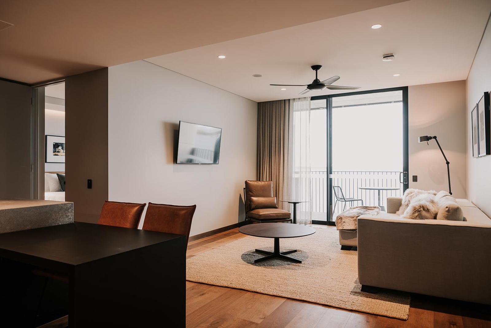 One-Bedroom Apartment with Lake View - Photo 3