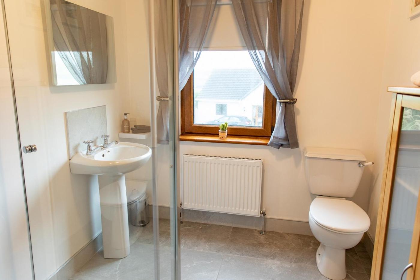Twin Room with Bathroom - Photo 2