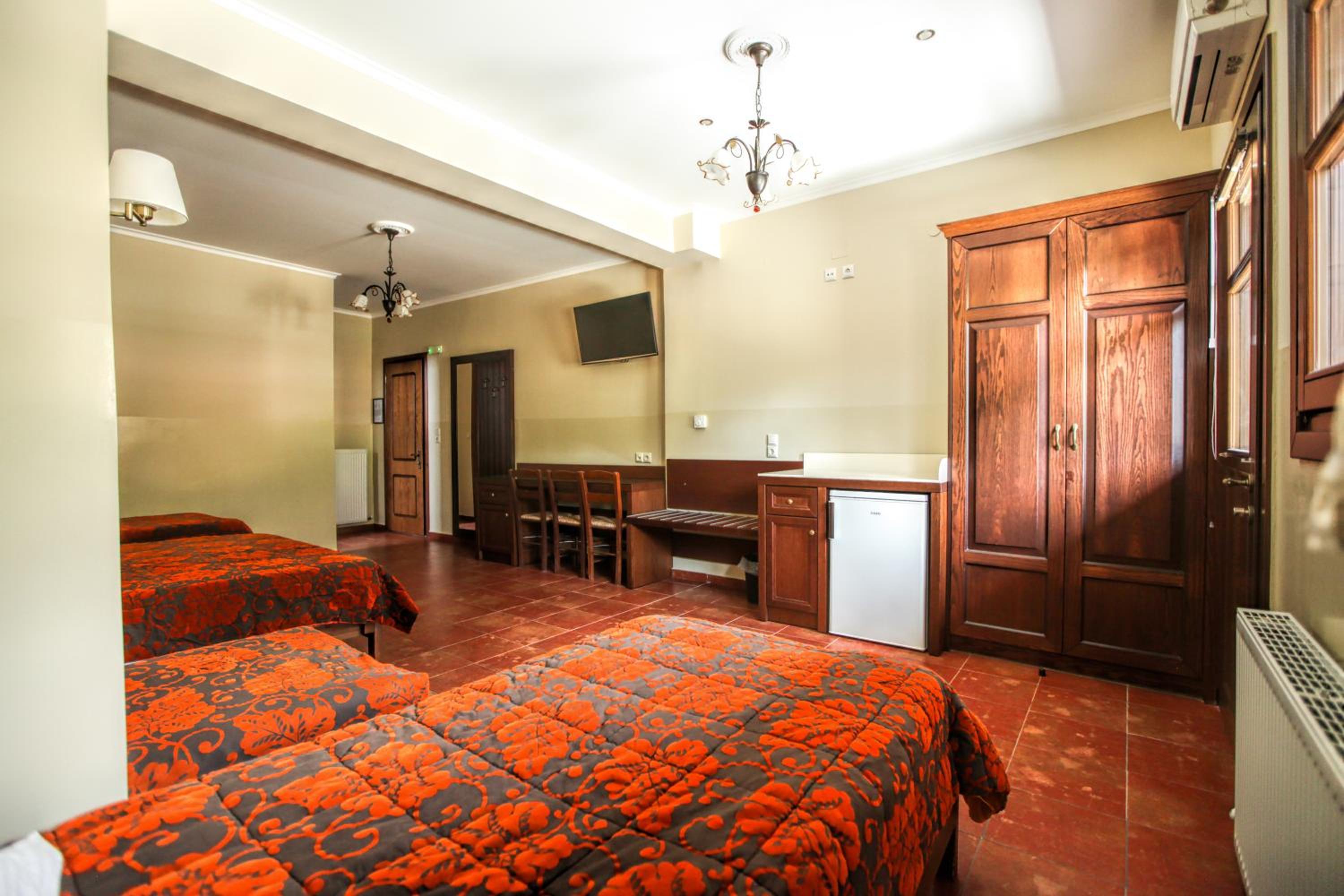 Quadruple Room with Balcony and Meteora View - Photo 6