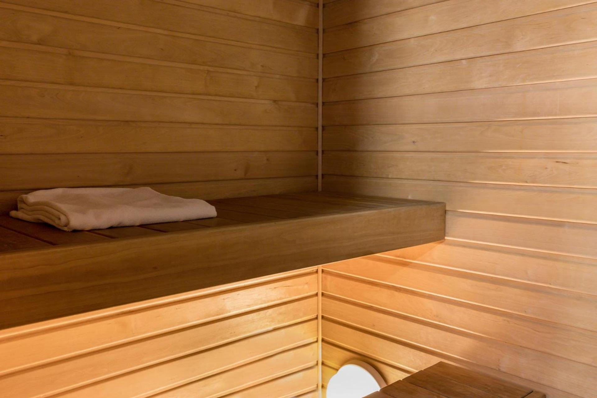 Suite with Sauna & Spa access - Photo 2