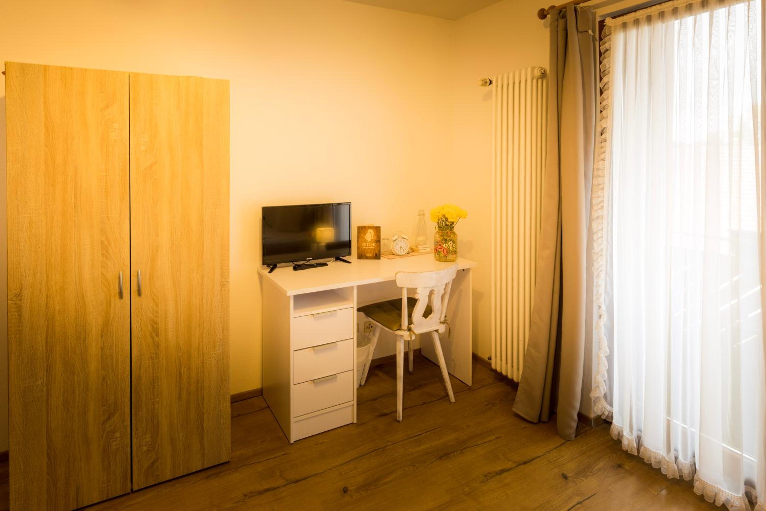 Twin Room with Balcony - Photo 4