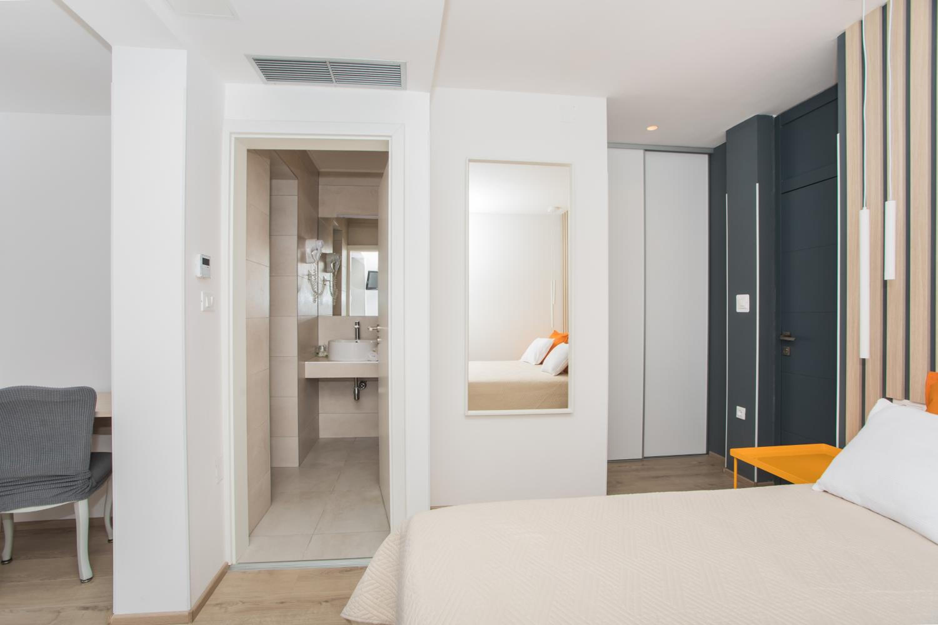 Double Room with Balcony - Photo 2