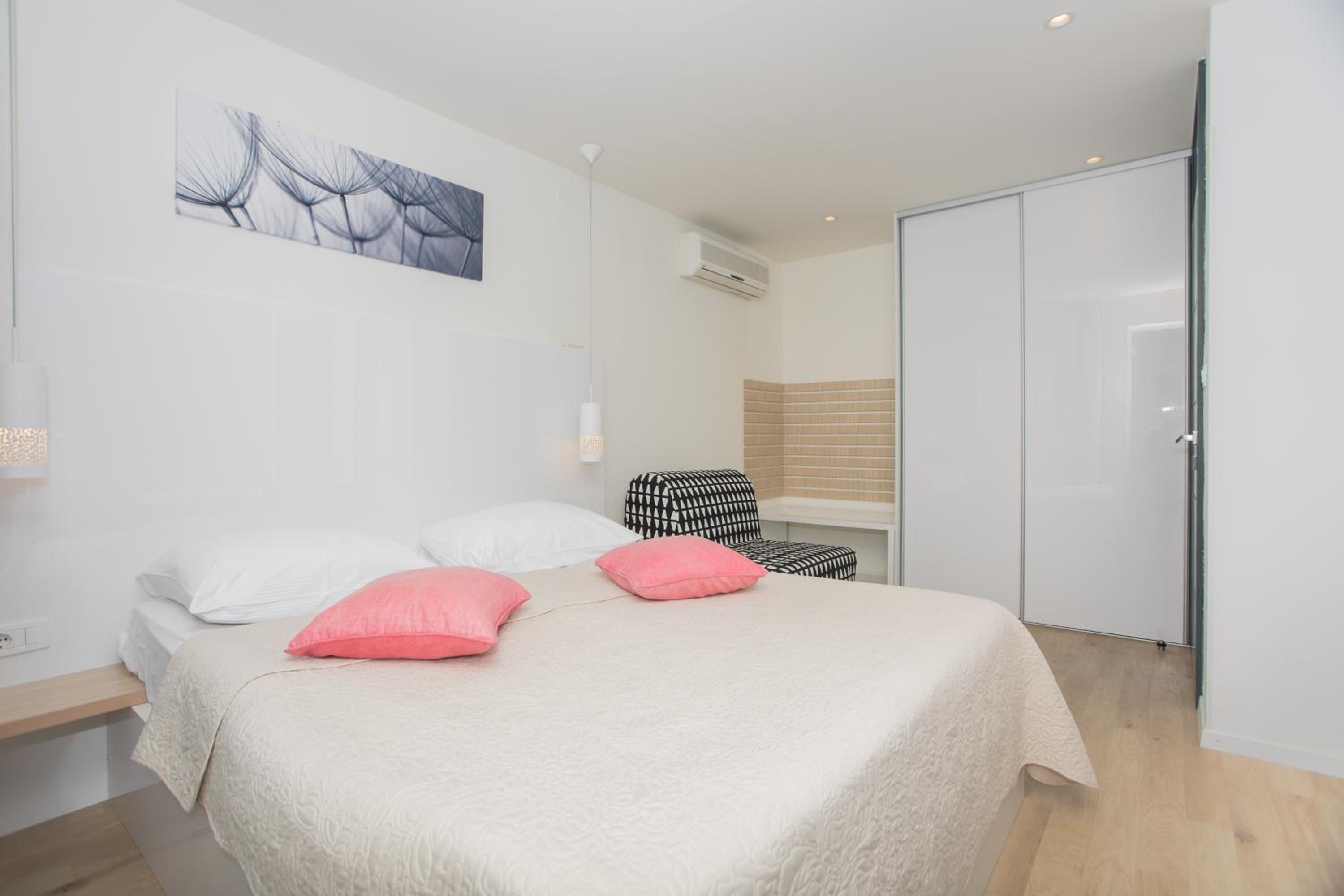 Double Room with Balcony - Photo 14
