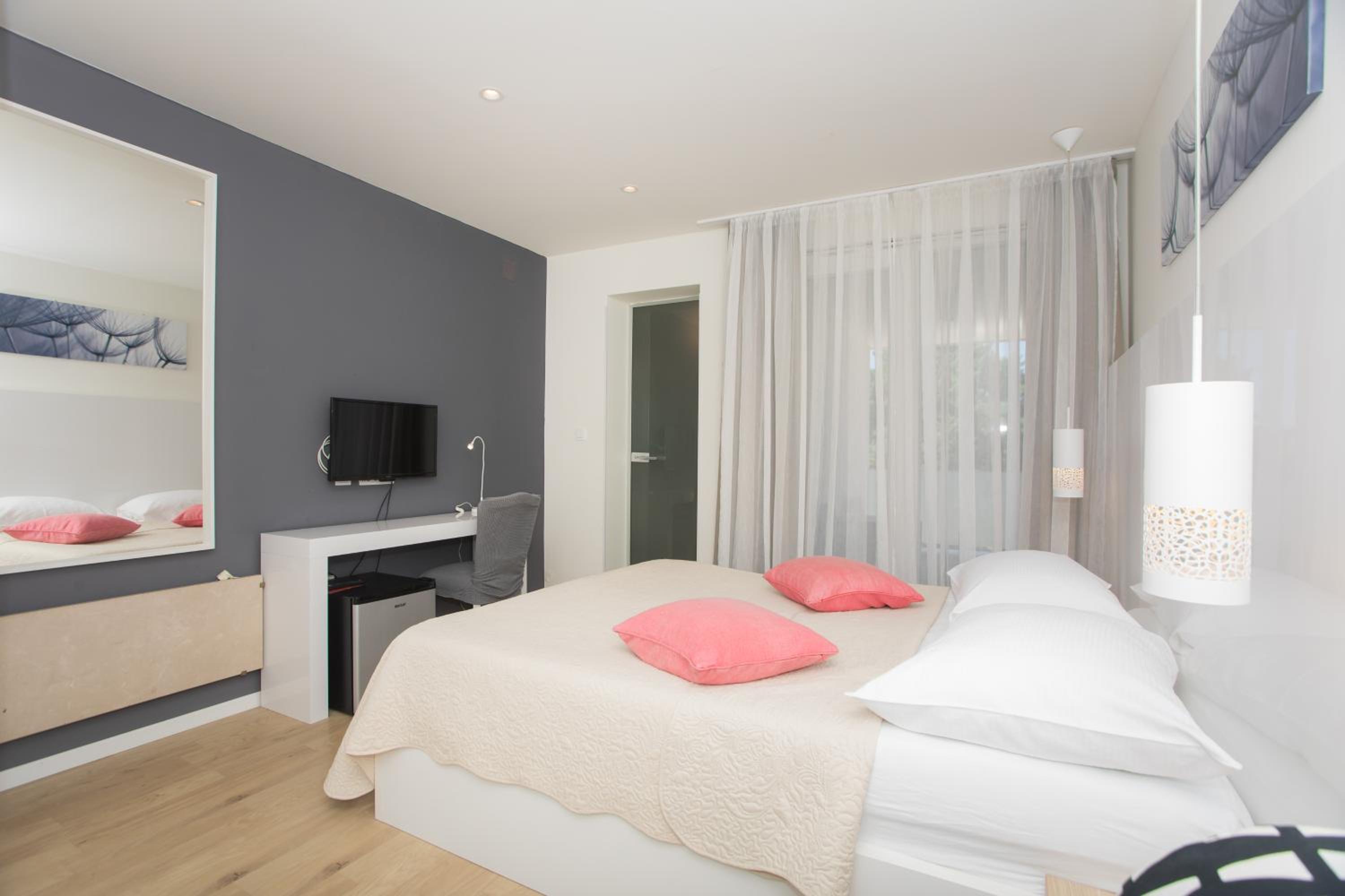 Double Room with Balcony - Photo 17
