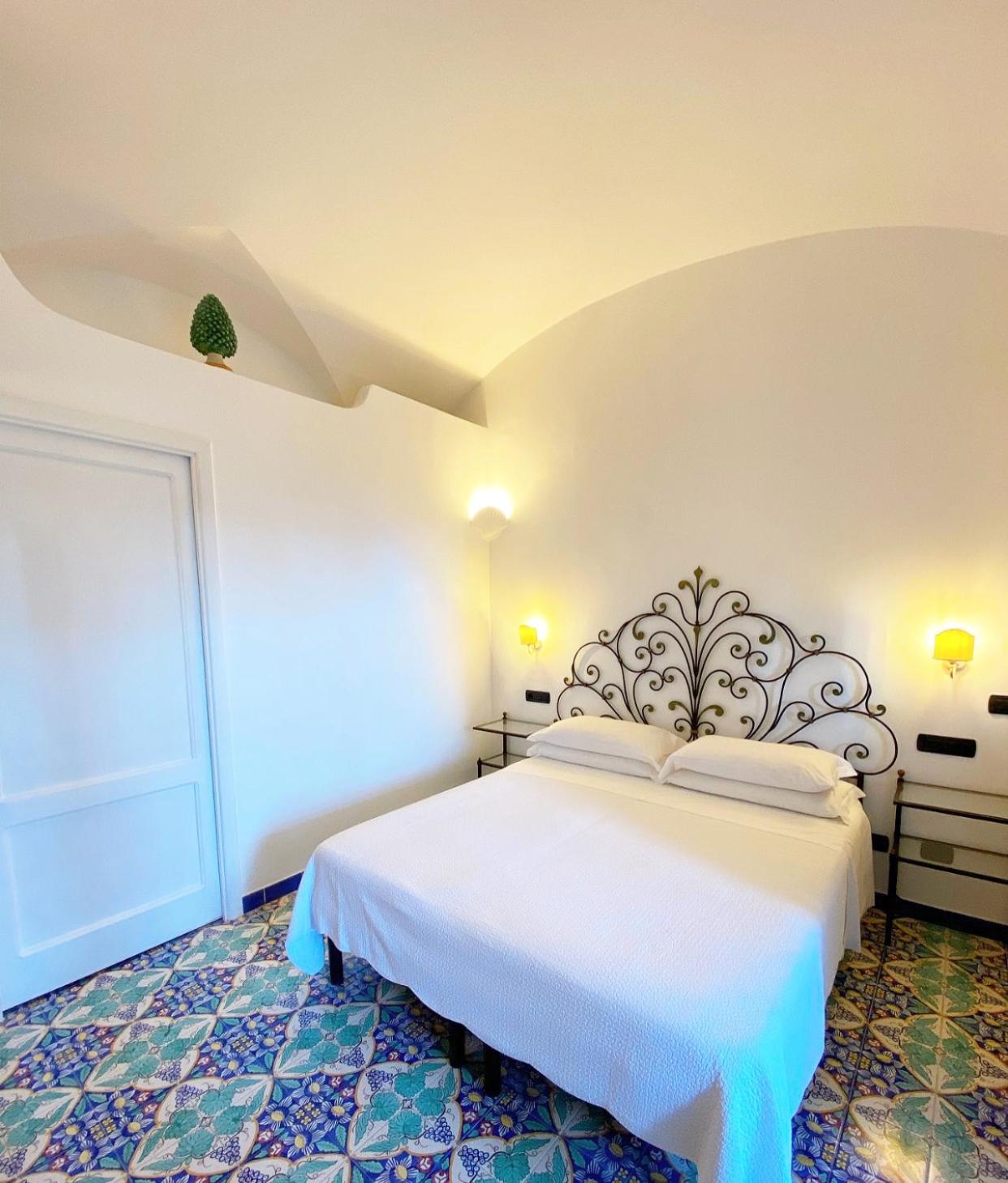 Double Room with Partial Sea View - Photo 1