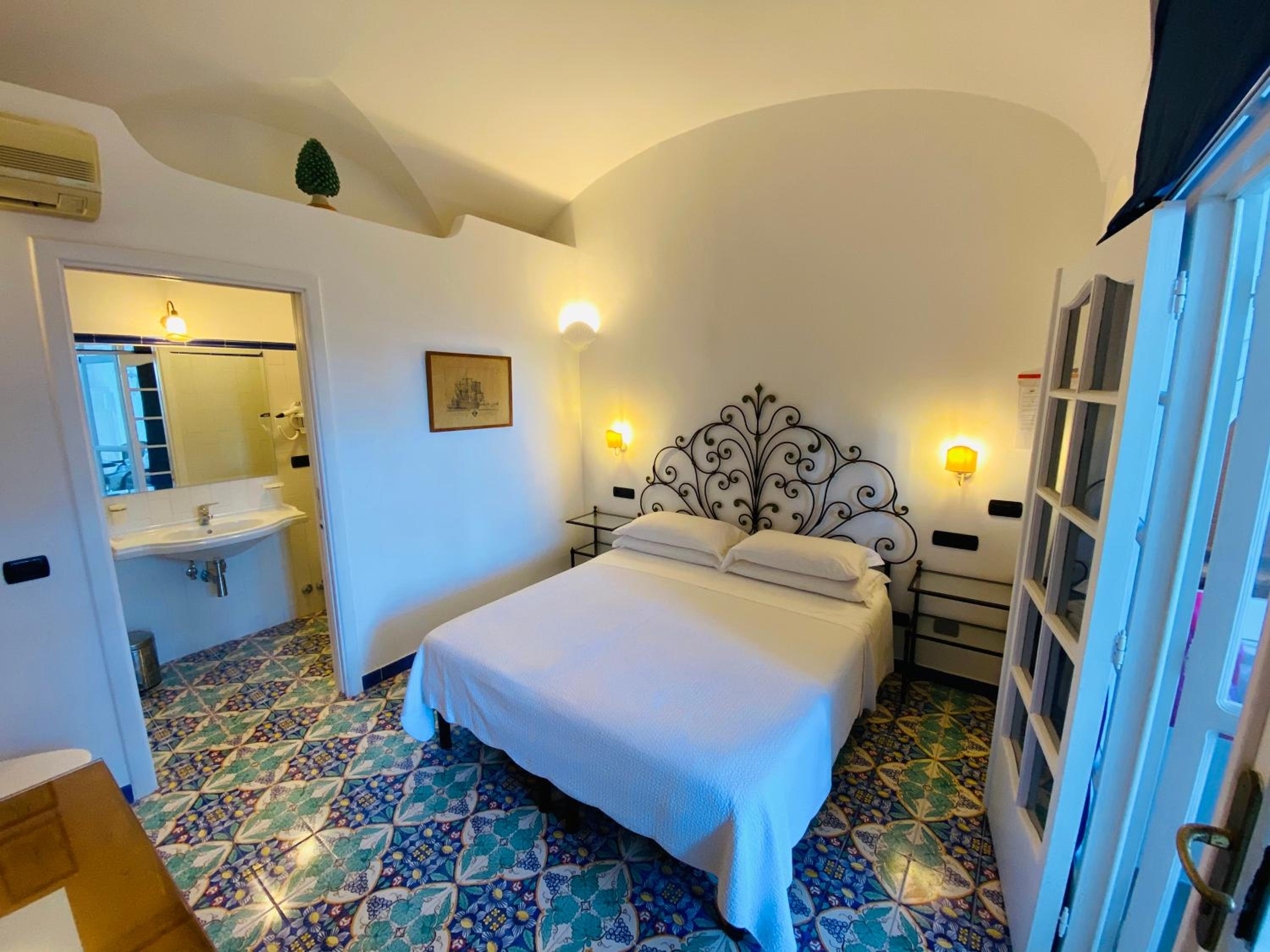 Double Room with Partial Sea View - Photo 2