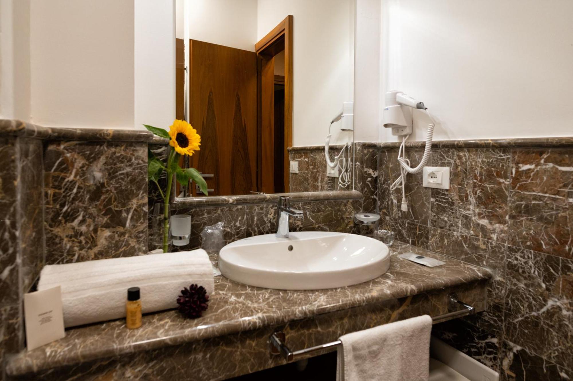 Double or Twin Room - Photo 3