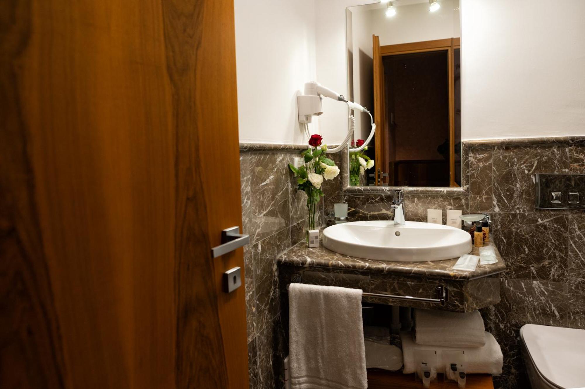 Double or Twin Room - Photo 26