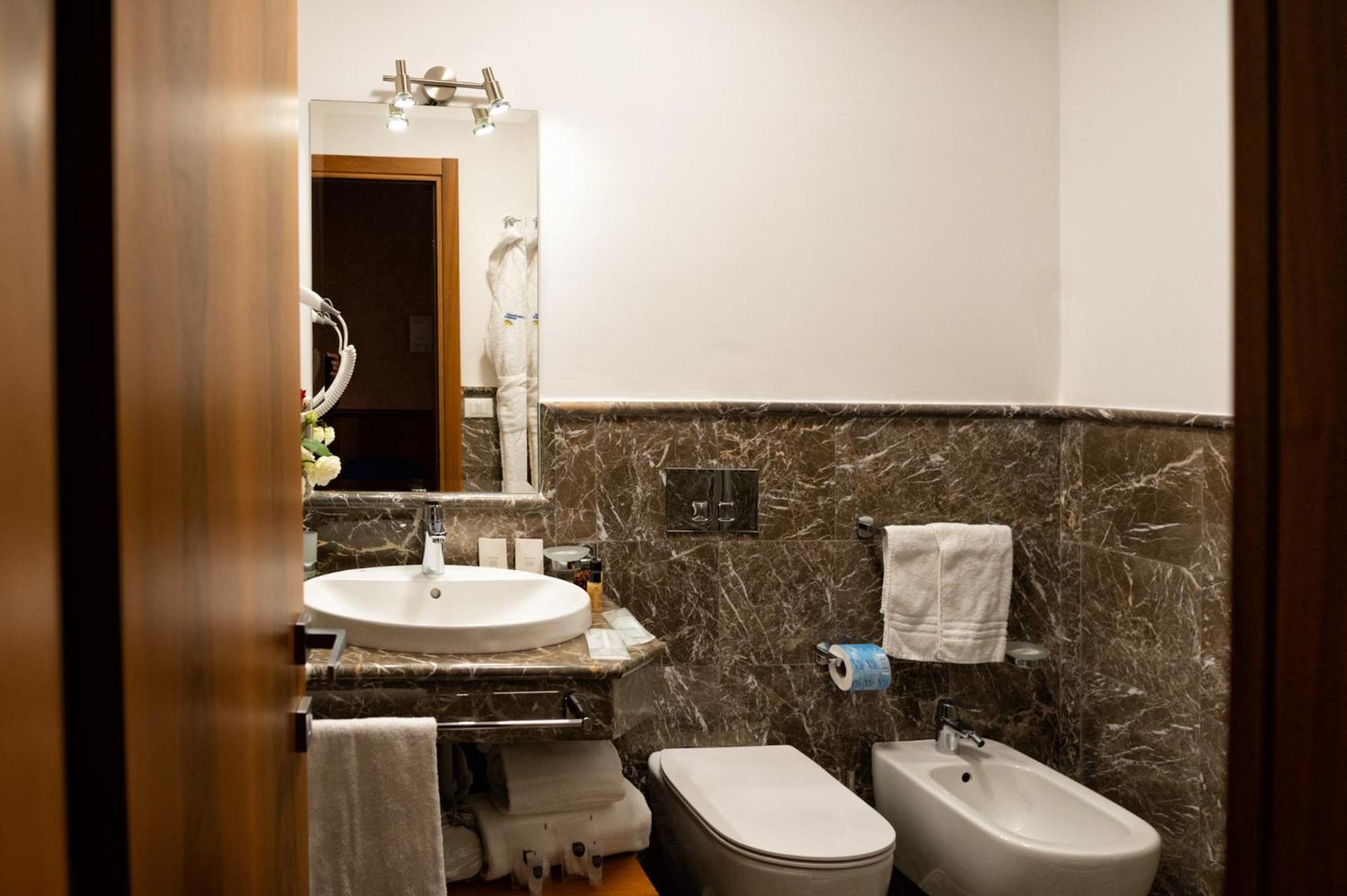 Double or Twin Room - Photo 24