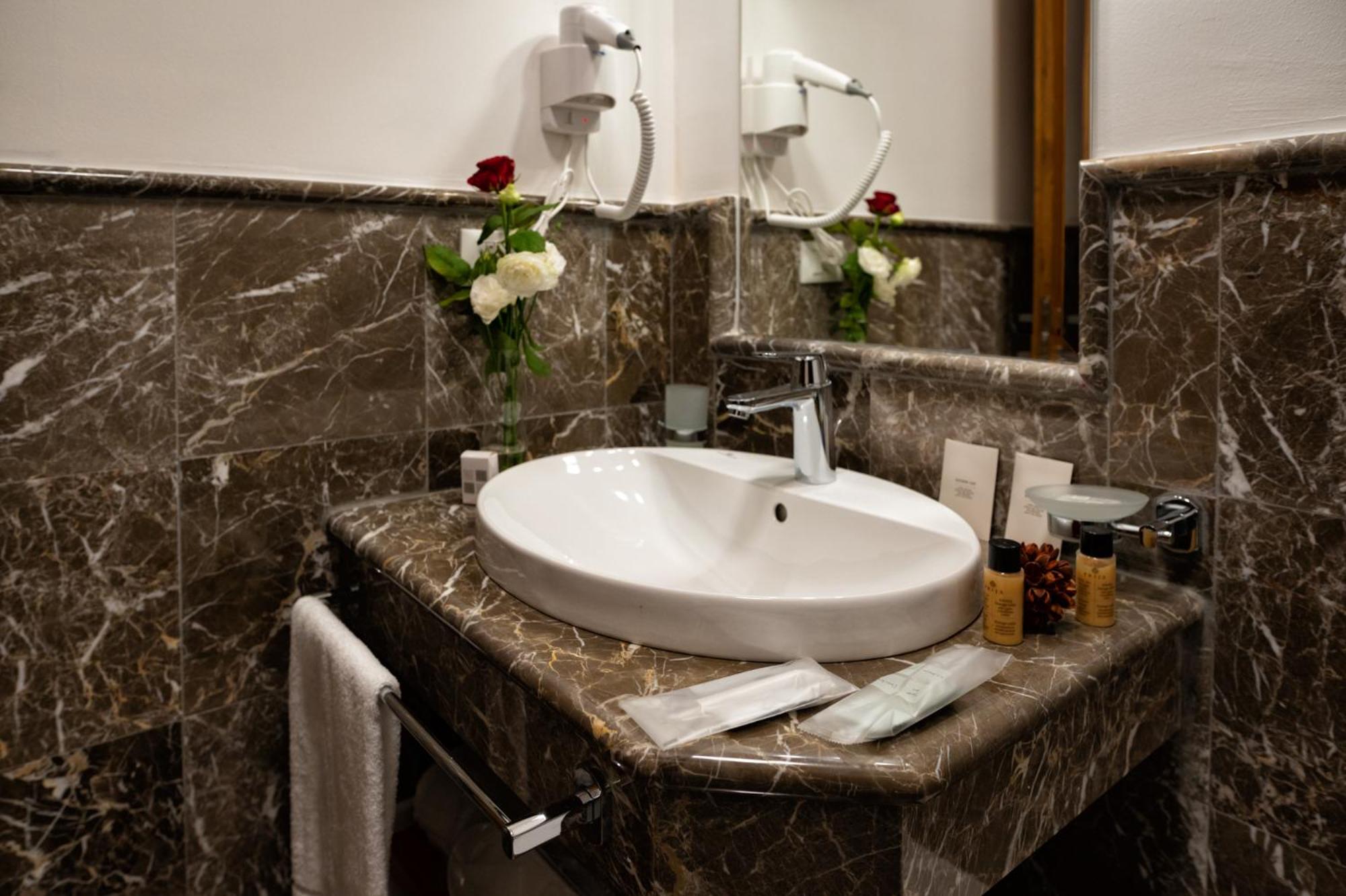 Double or Twin Room - Photo 25