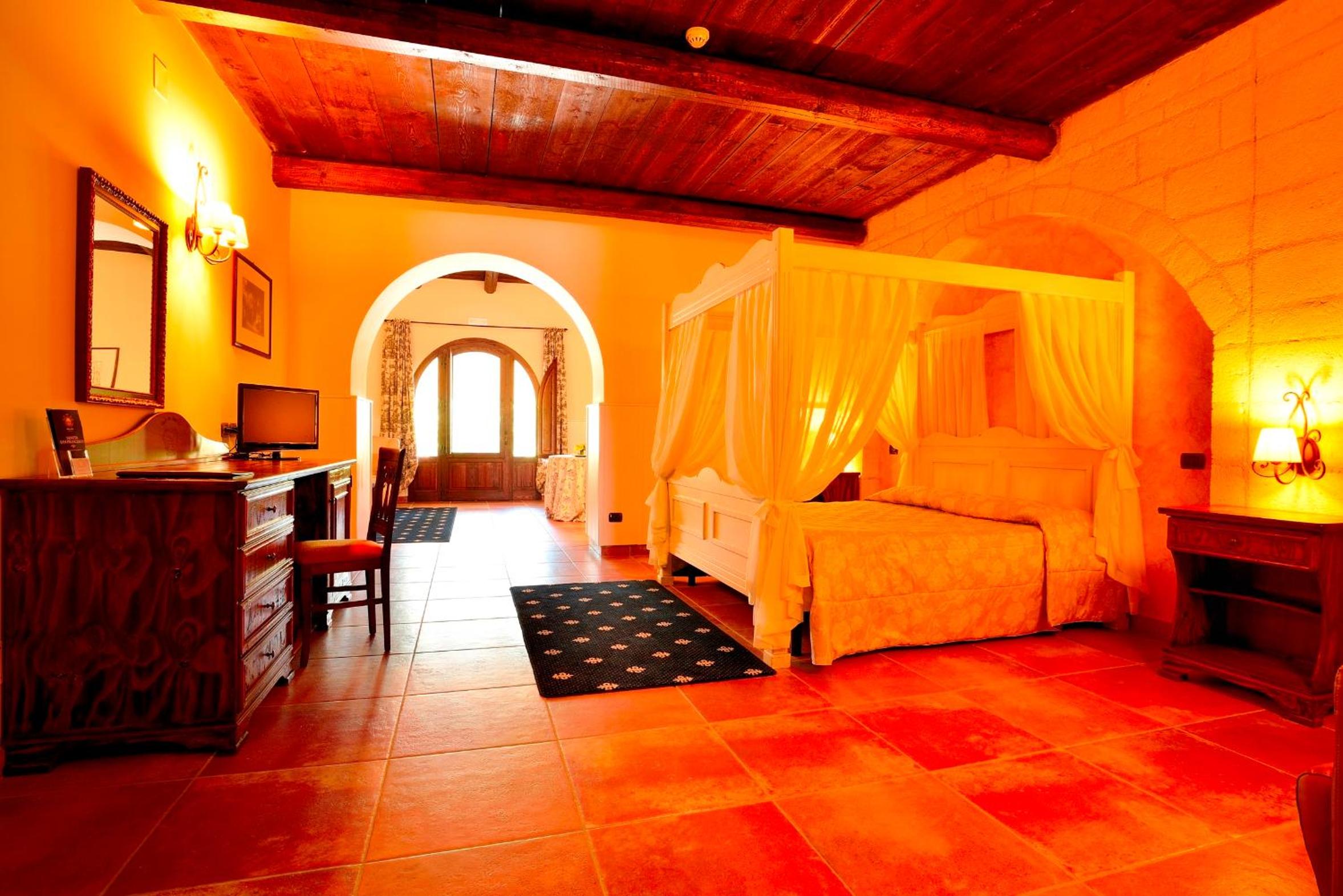 Suite - Photo 1