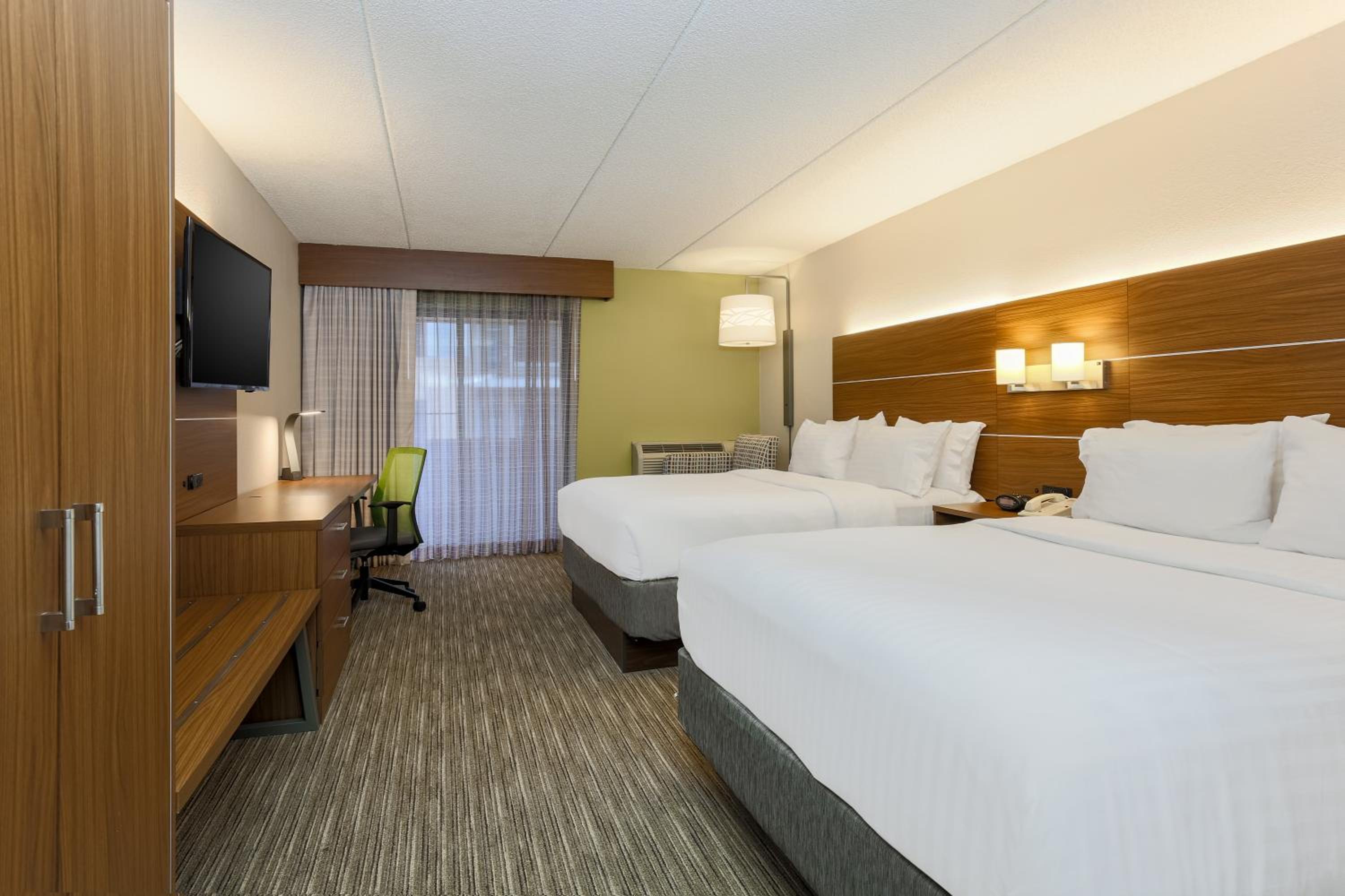 Standard Room with Two Queen Beds - Photo 3