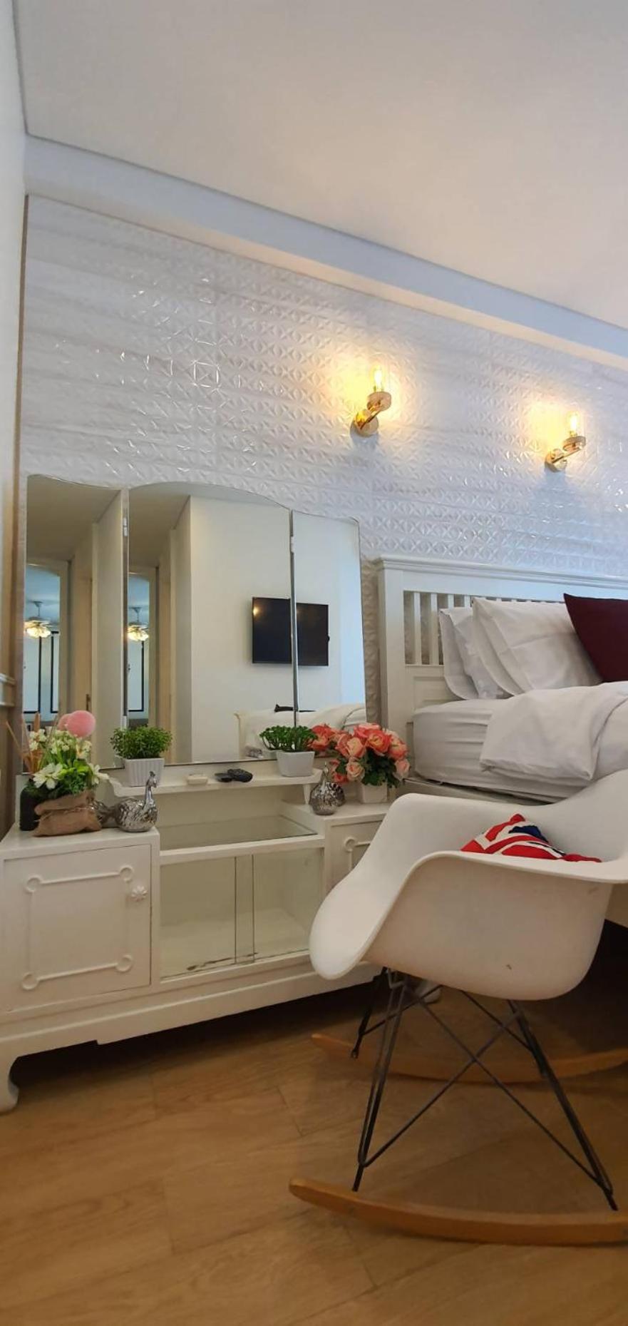 One-Bedroom Apartment - Photo 9