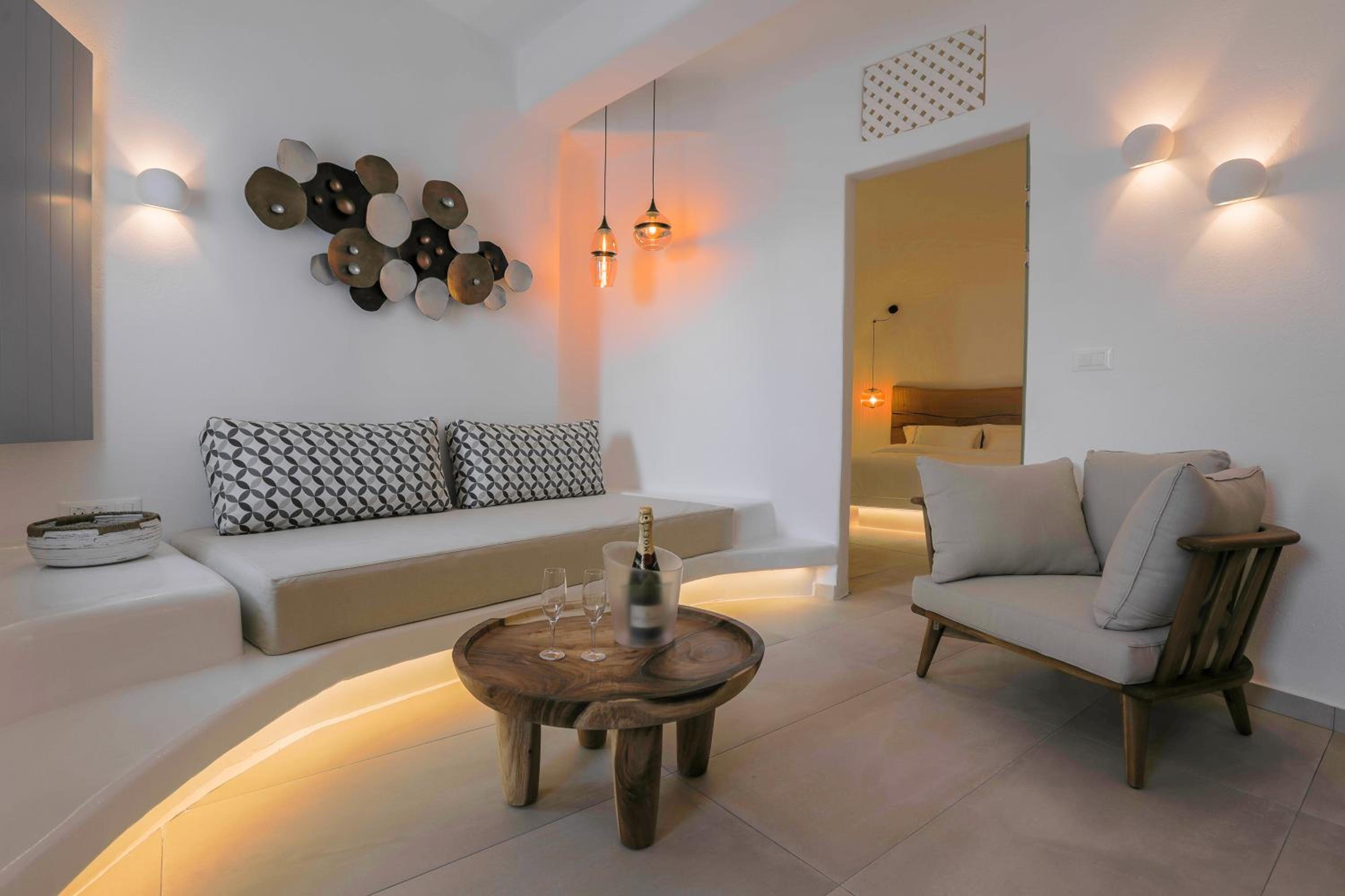 Large Suite with Hot Tub - Cave