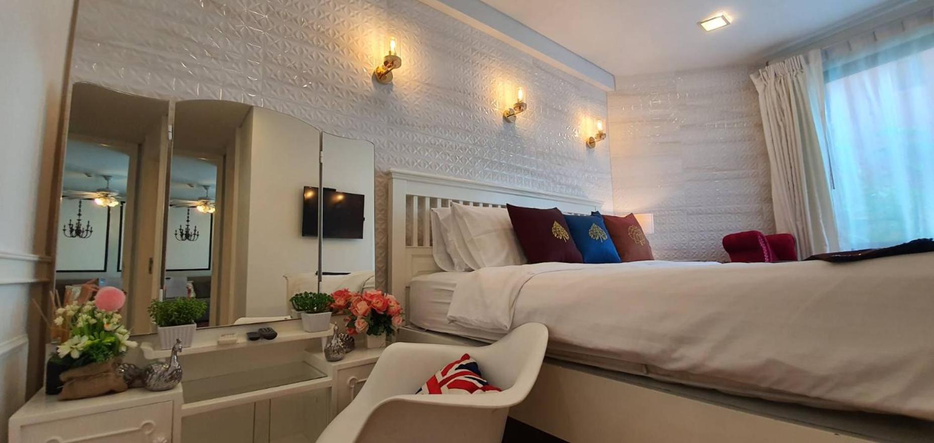 One-Bedroom Apartment - Photo 2
