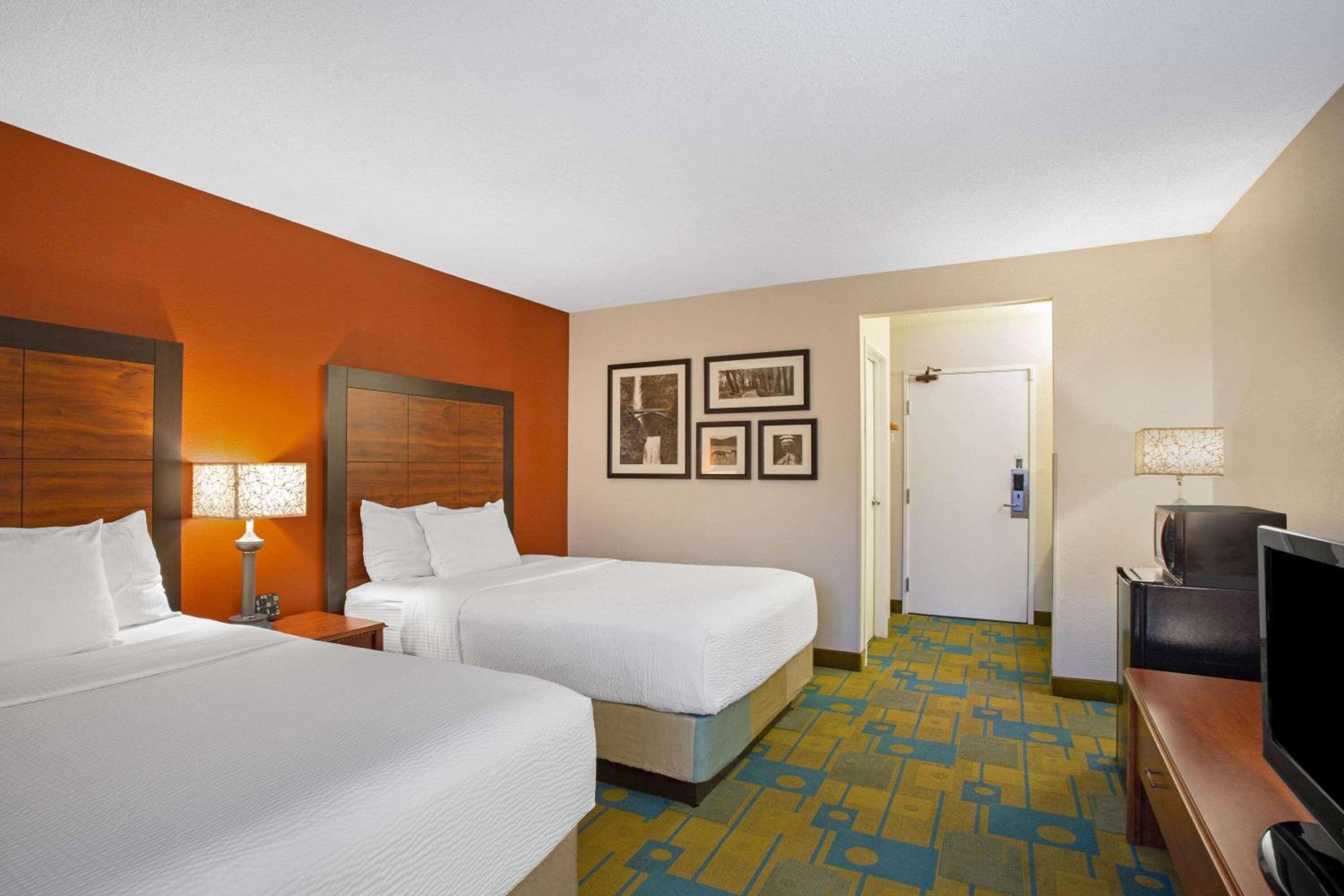 Queen Room with Two Queen Beds - Non-Smoking - Photo 1