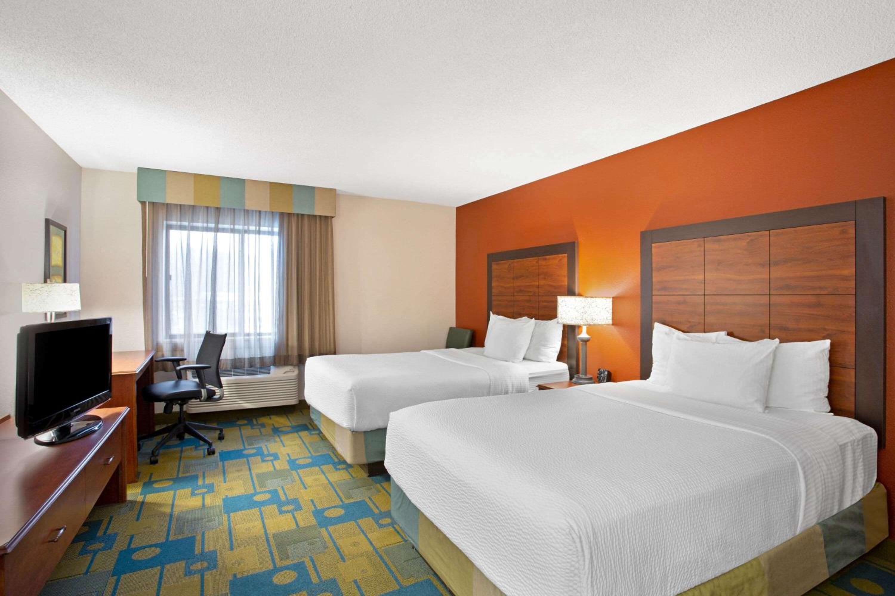 Queen Room with Two Queen Beds - Non-Smoking - Photo 4