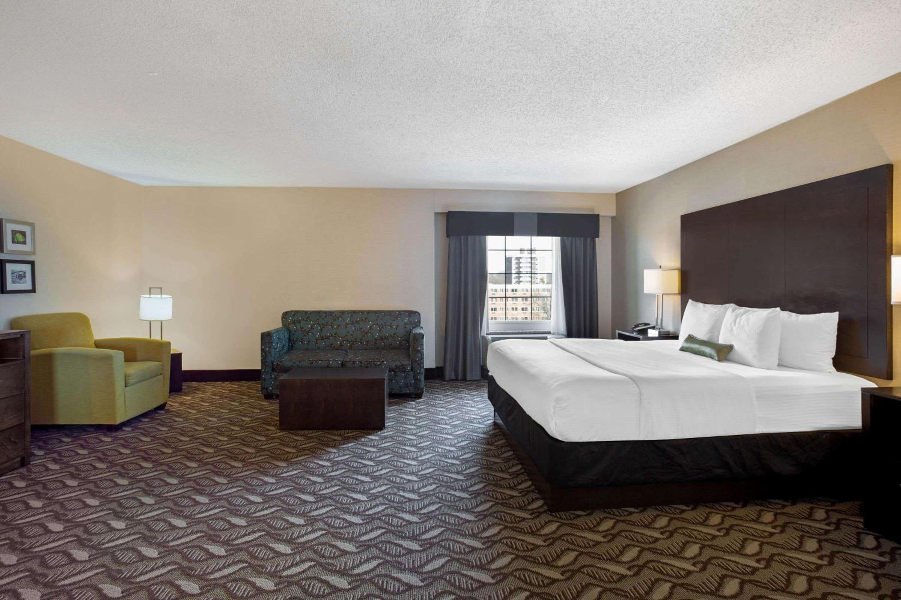 Deluxe Suite with Two Queen Beds and City View - Non-Smoking - Photo 1