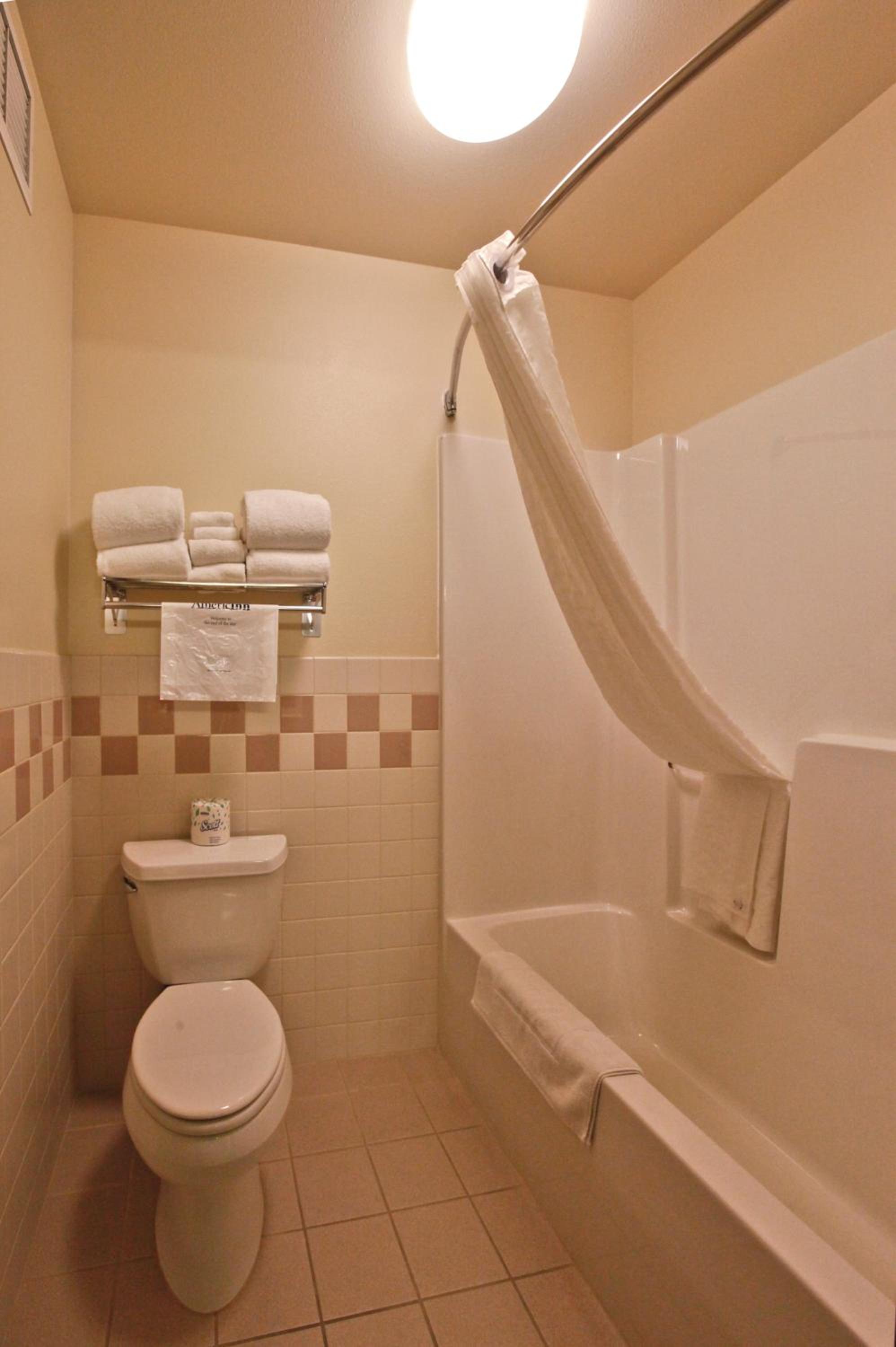 Queen Room with Two Queen Beds - Non-Smoking photo 2