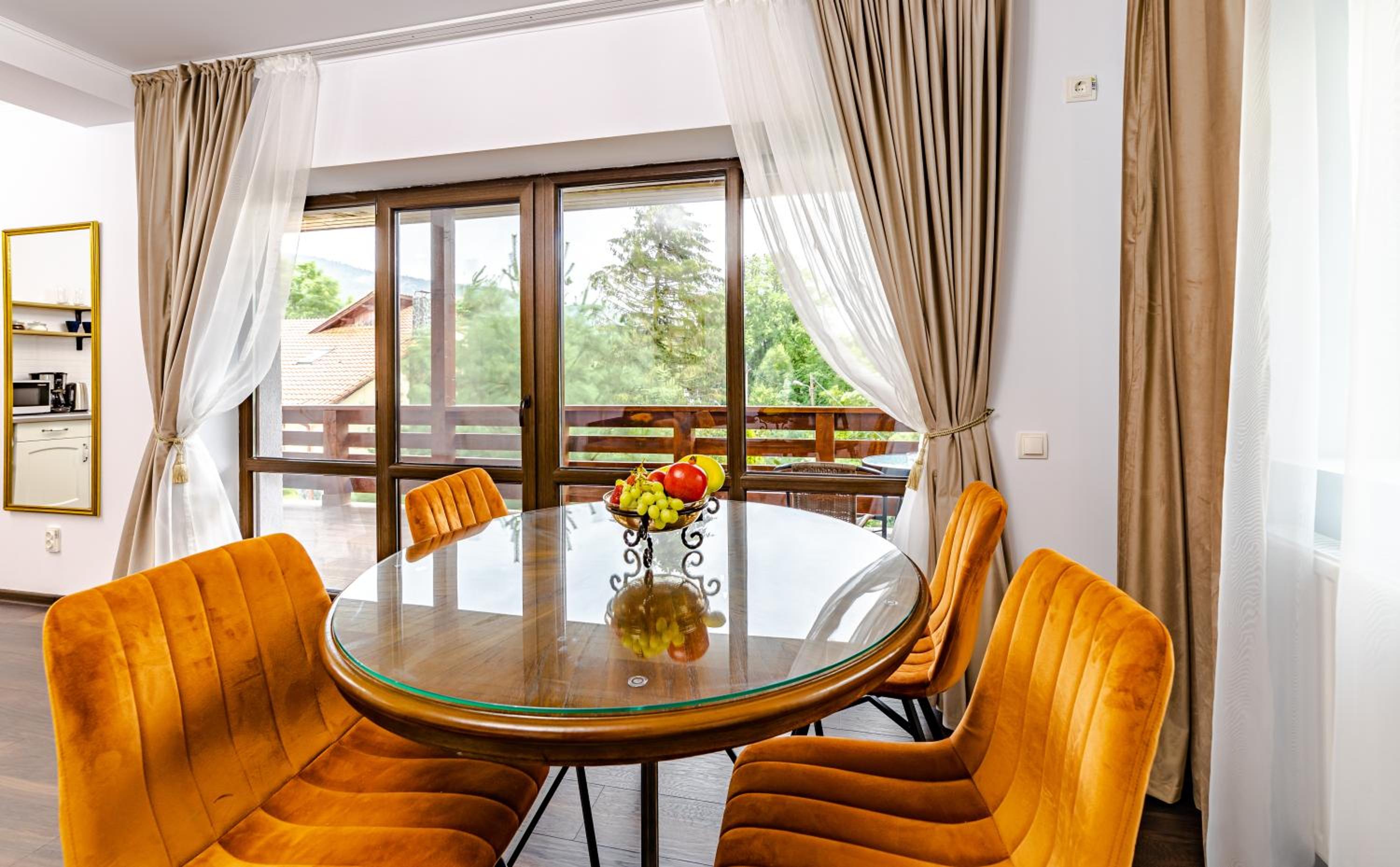 Apartment with Mountain View - Photo 2