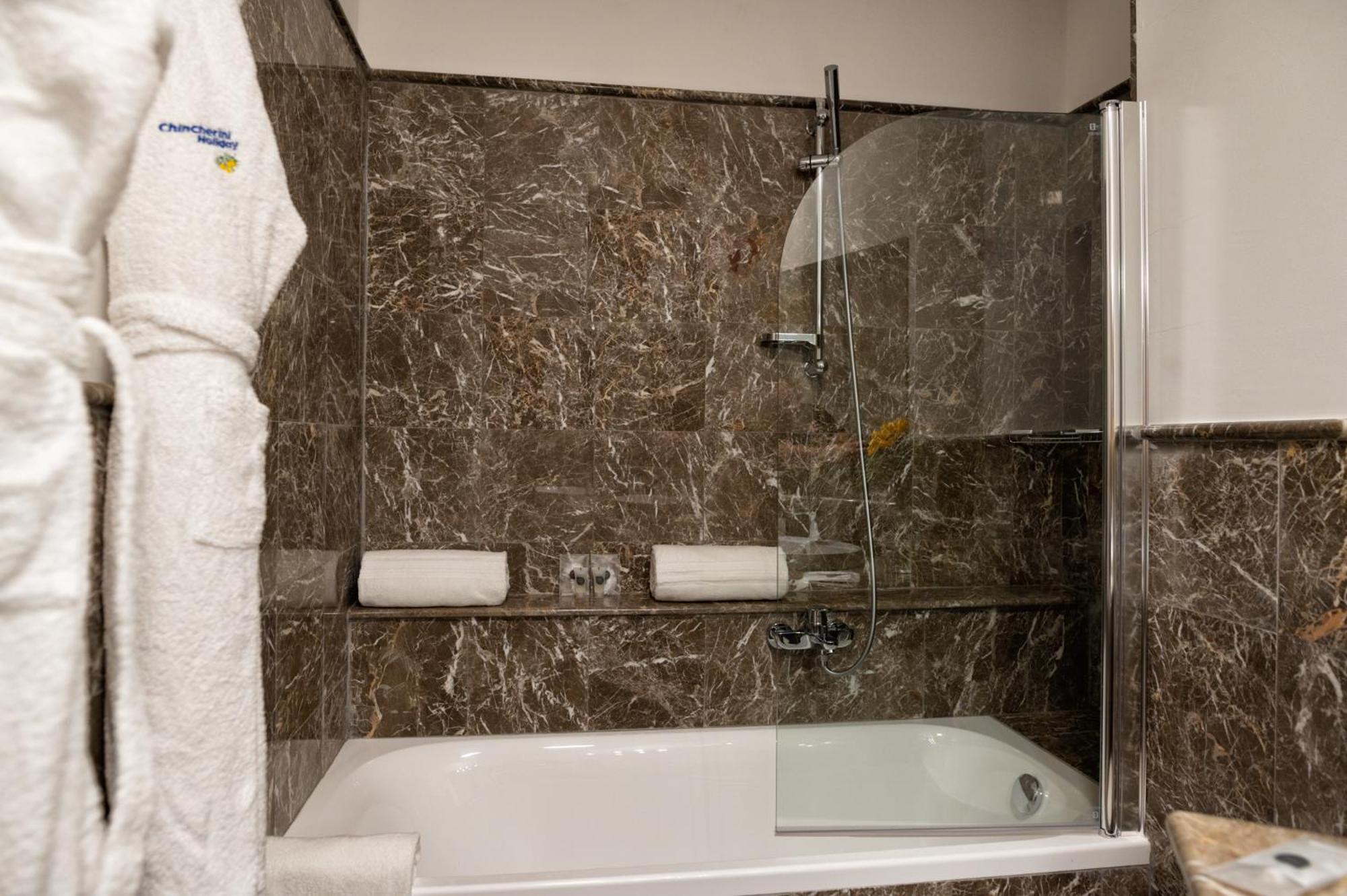 Double or Twin Room - Photo 14