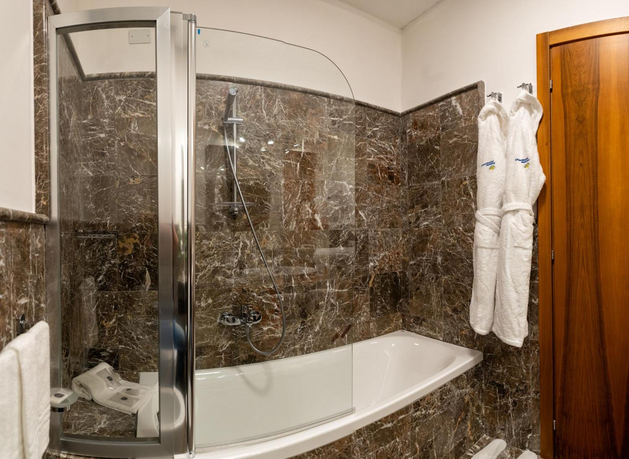 Double or Twin Room - Photo 9