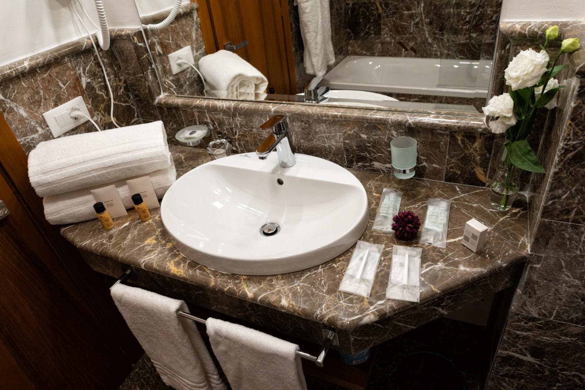 Double or Twin Room - Photo 8