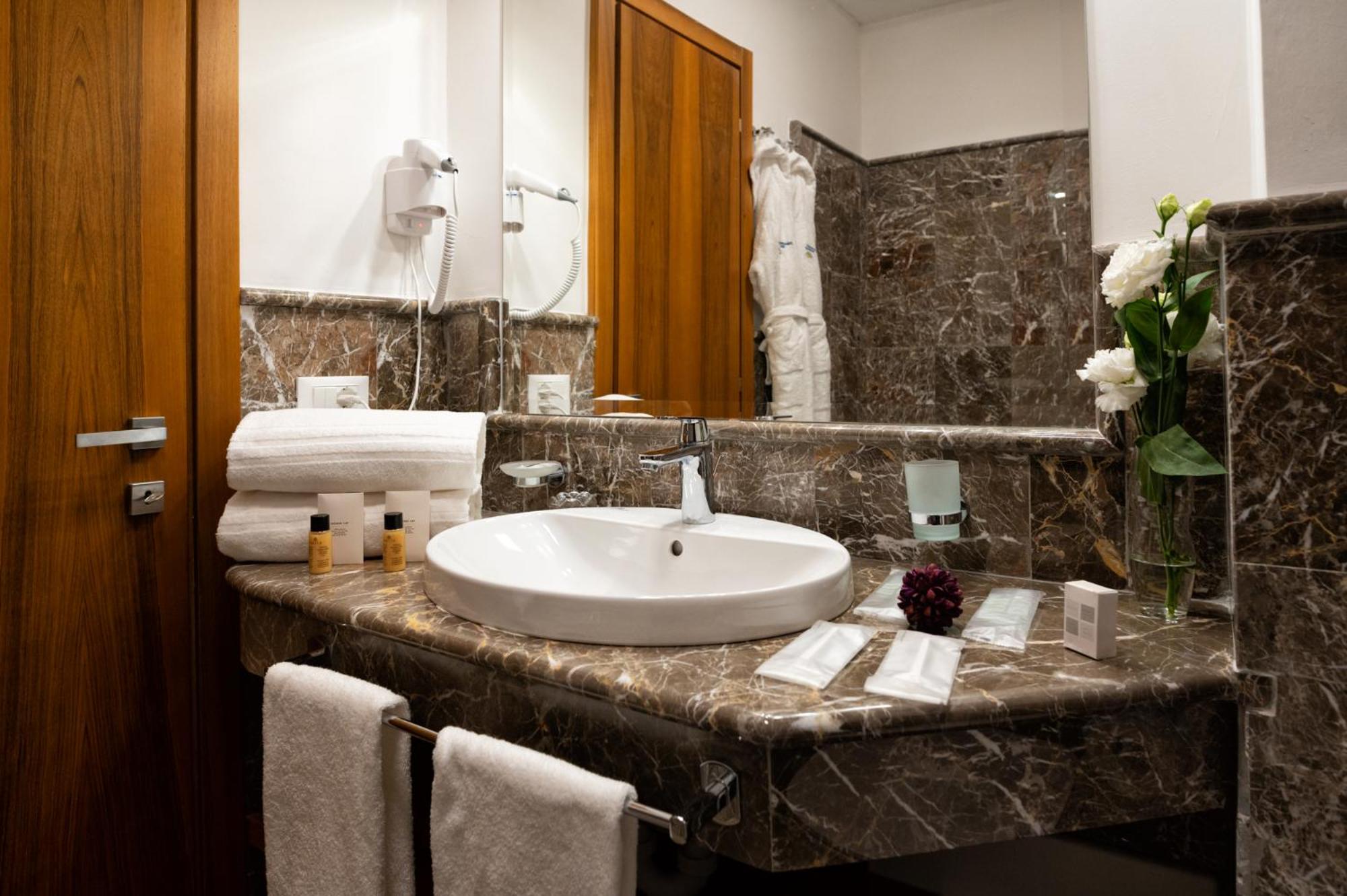 Double or Twin Room - Photo 16