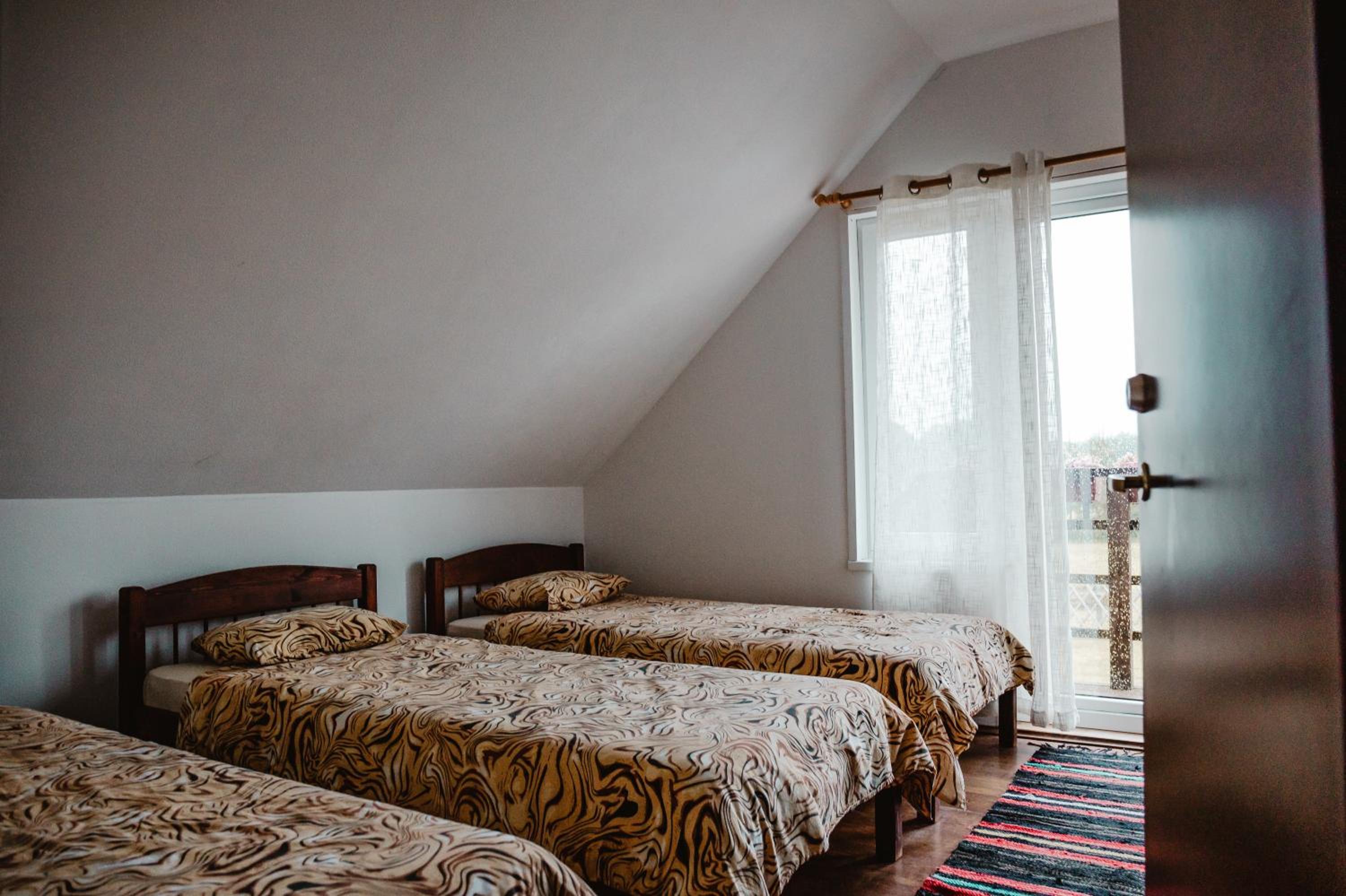 Seven-Bedroom House - Photo 15