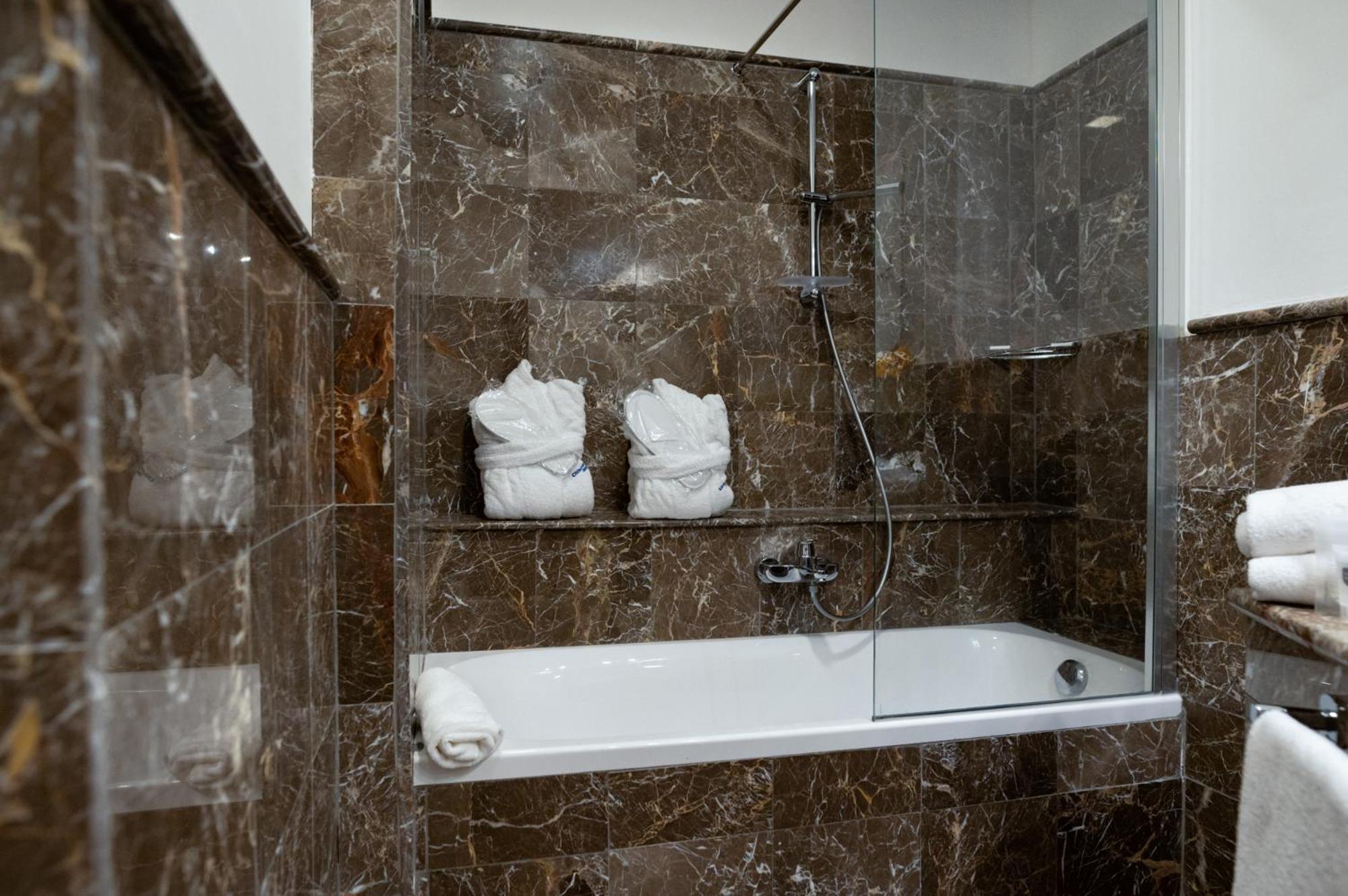 Double or Twin Room - Photo 31
