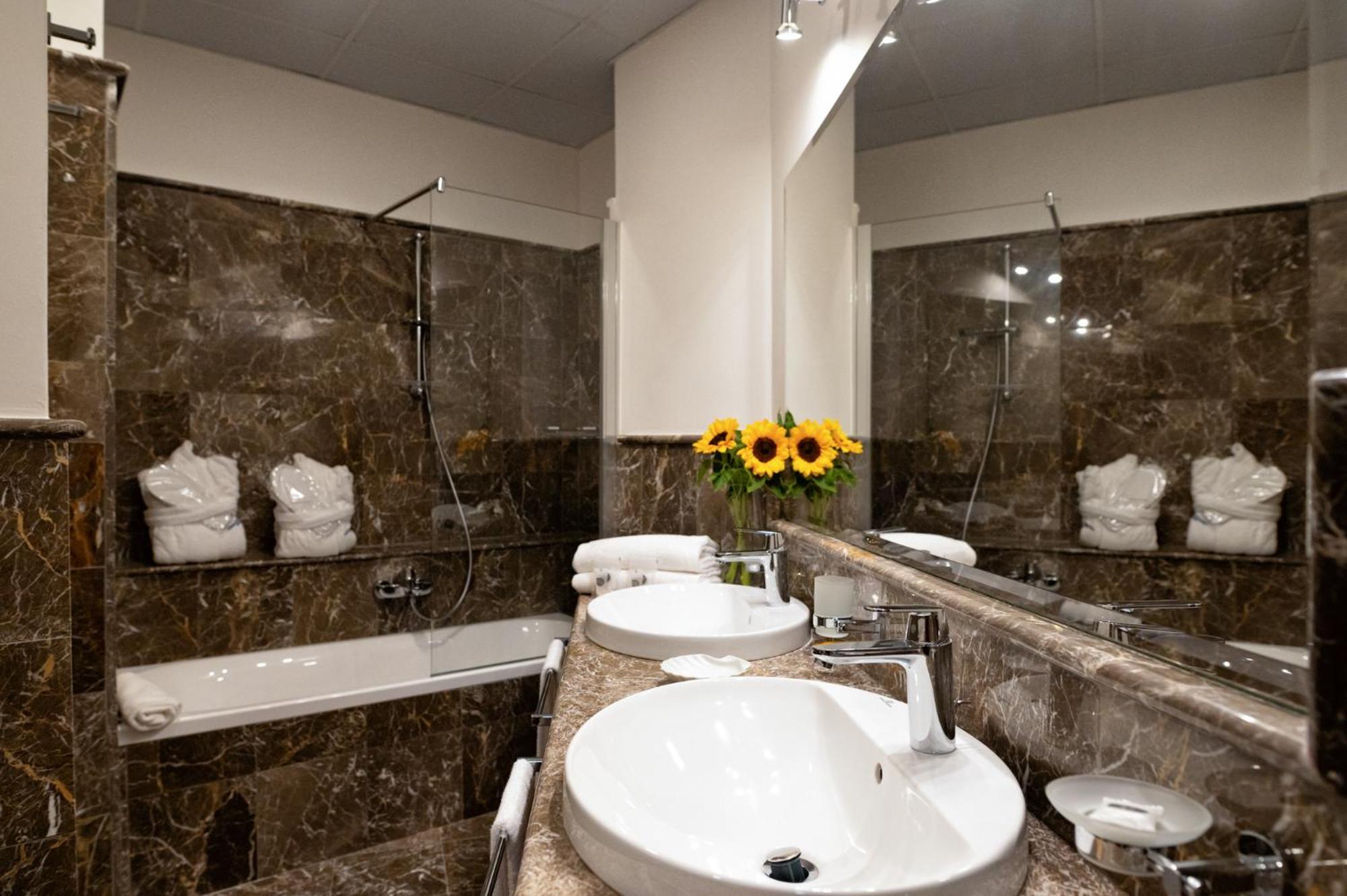 Double or Twin Room - Photo 6