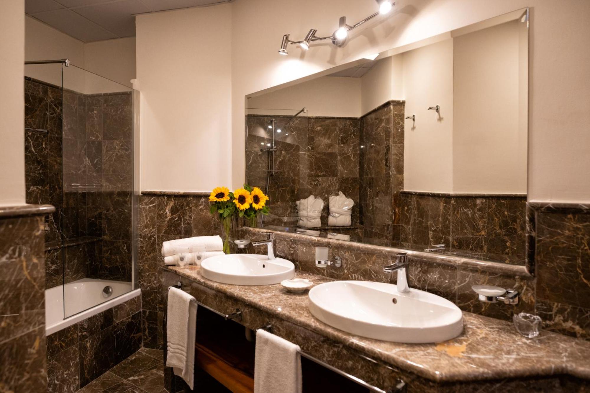 Double or Twin Room - Photo 30