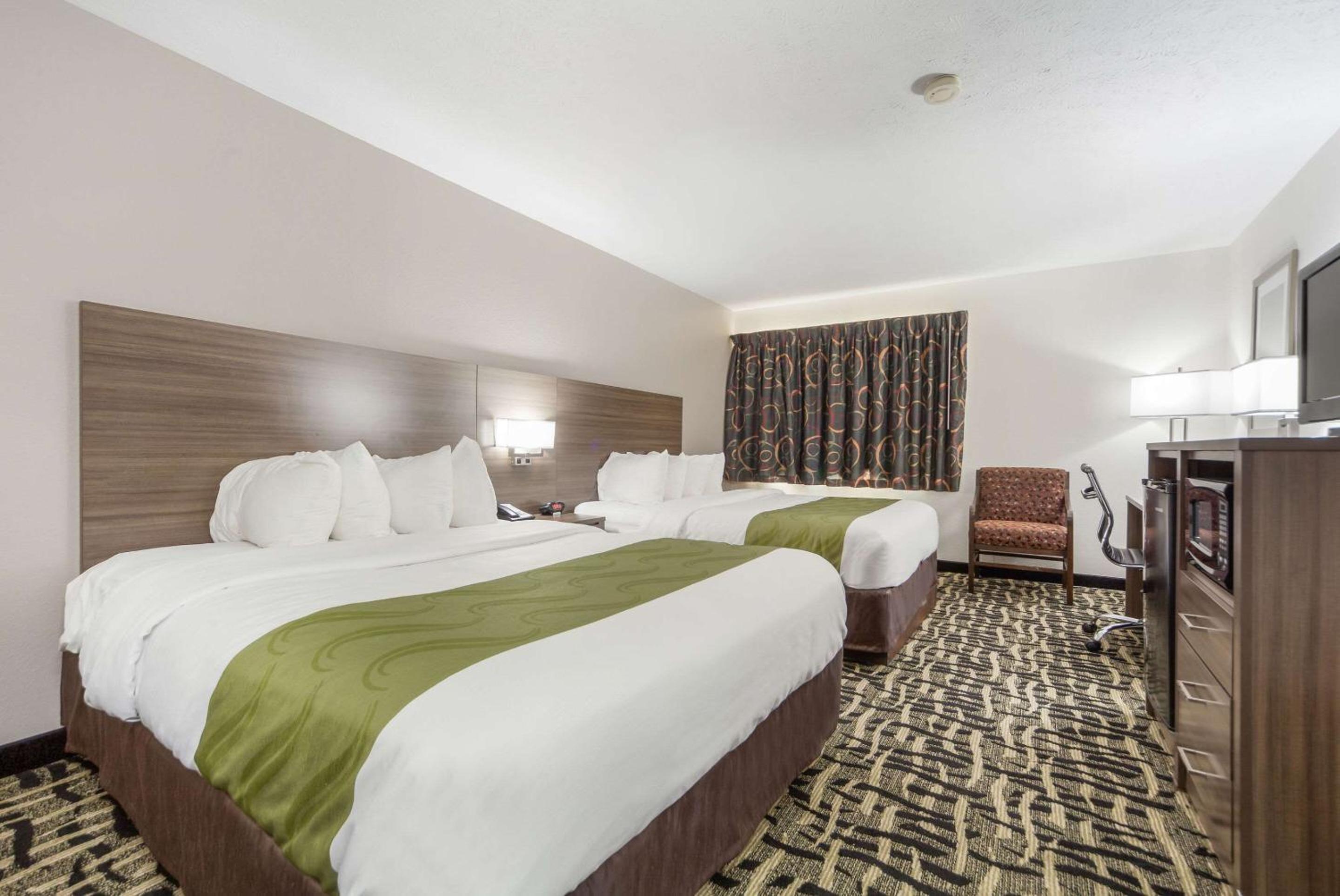 Queen Room with Two Queen Beds - Photo 2