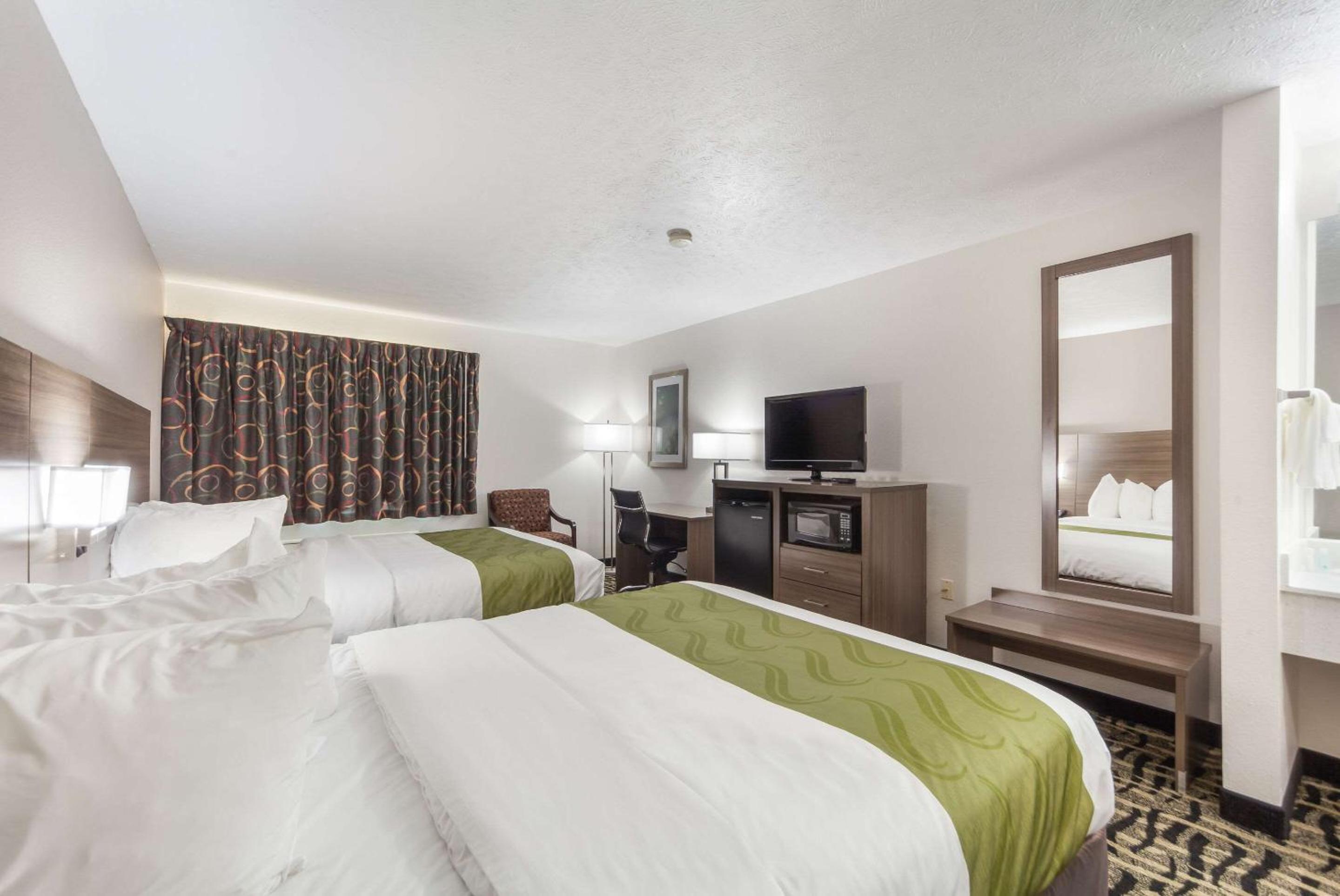 Queen Room with Two Queen Beds - Photo 3