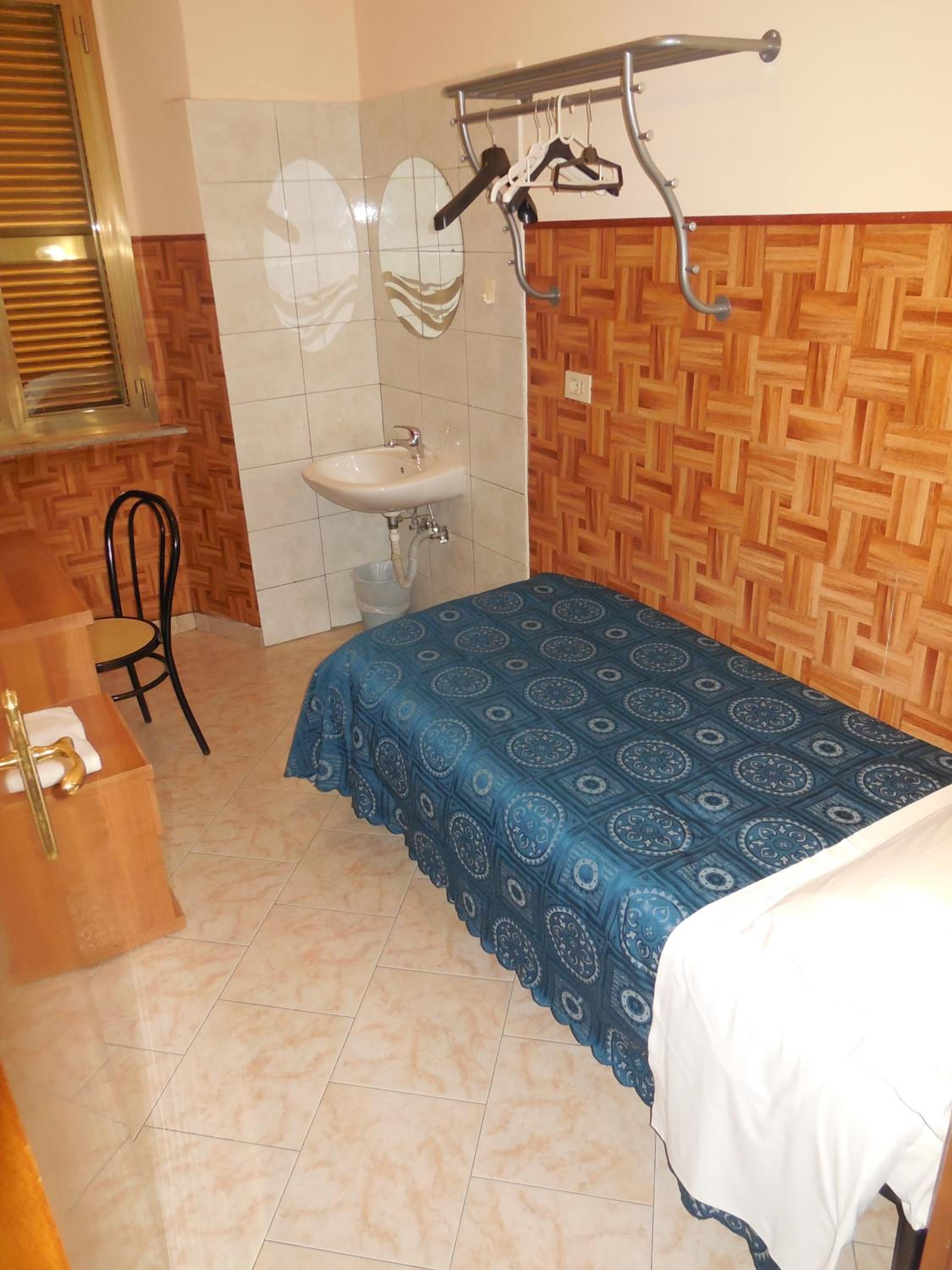 Single Room with Shared Bathroom photo 2