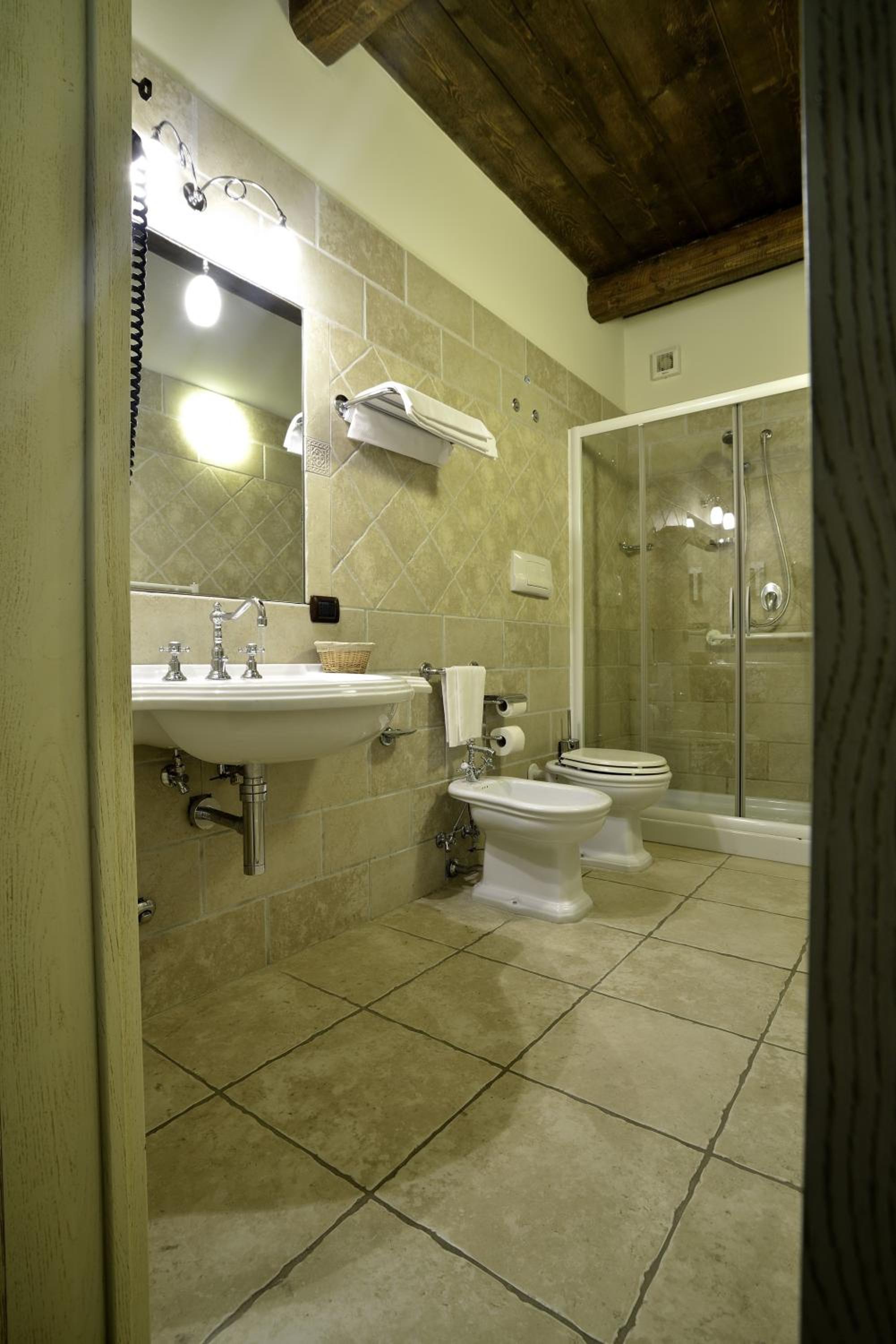 Suite - Photo 5
