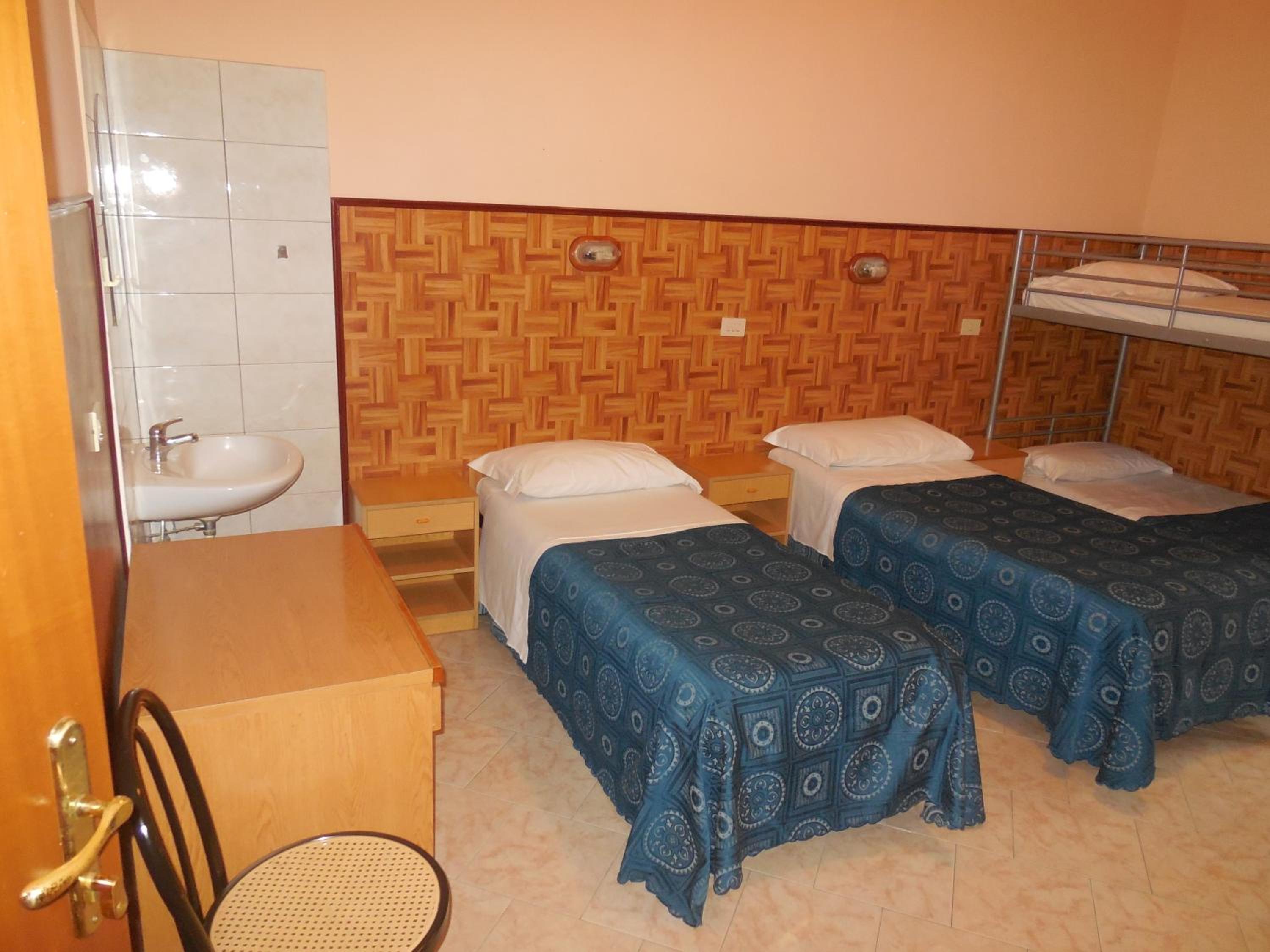 Bed in 5-Bed Female Dormitory Room photo 3