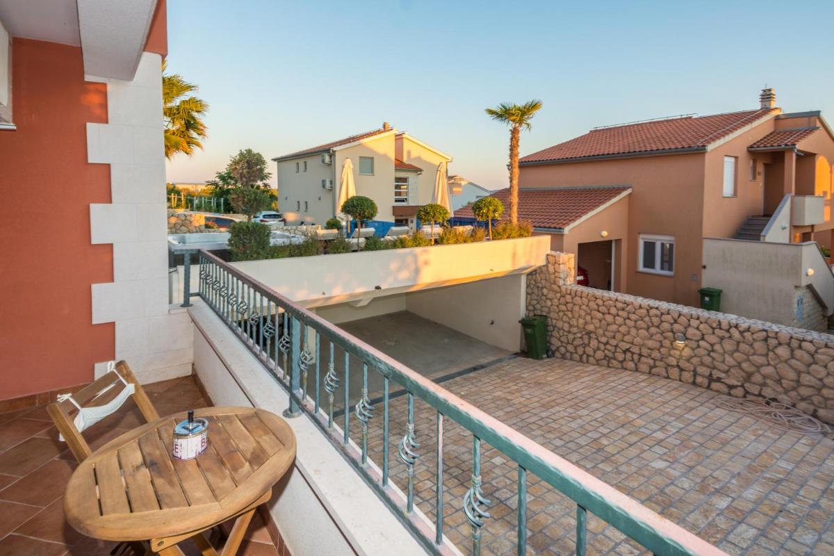 One-Bedroom Apartment with Terrace photo 2