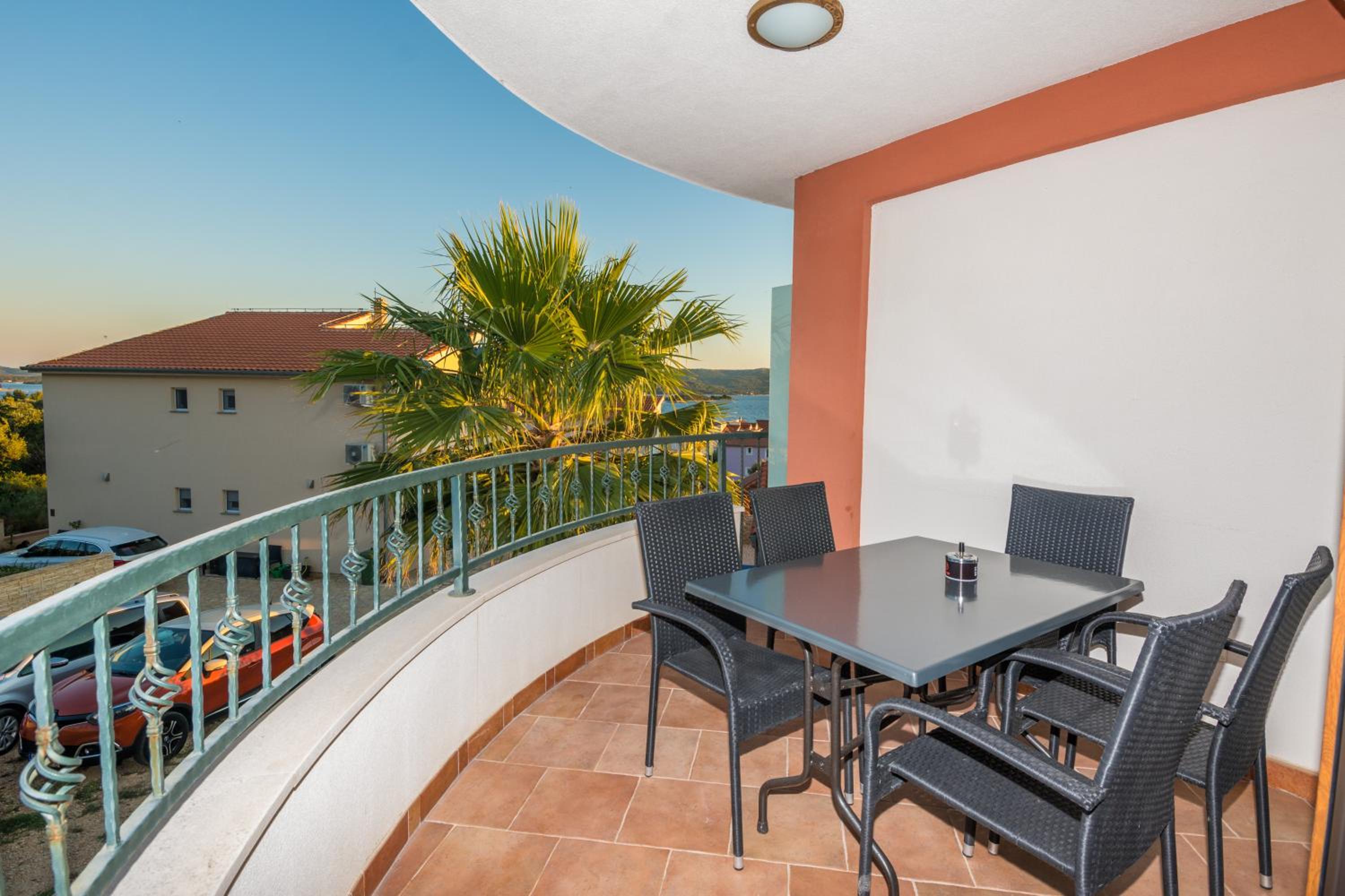 Three-Bedroom Apartment with Balcony and Sea View photo 1