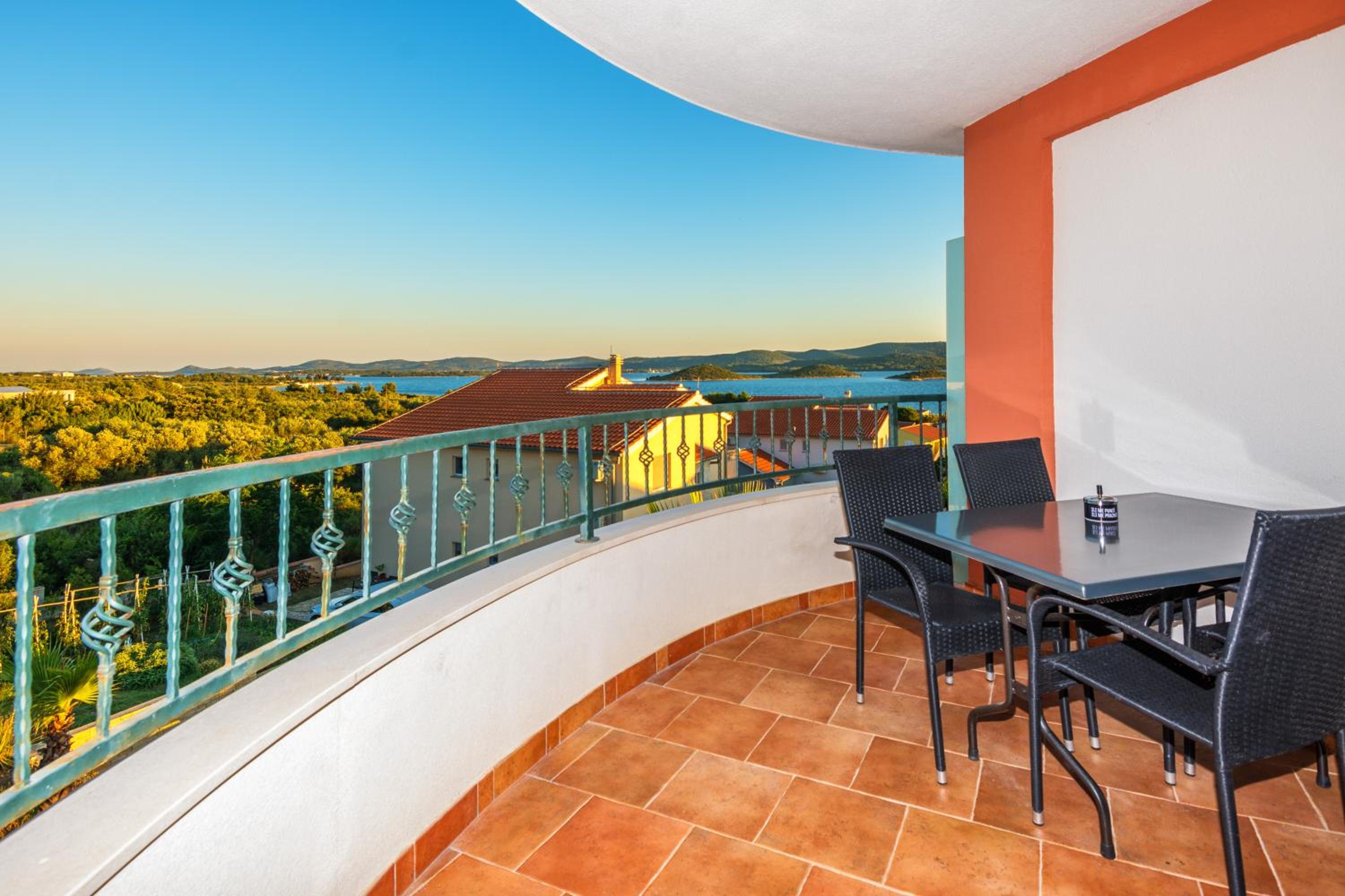 Three-Bedroom Apartment with Balcony and Sea View photo 2