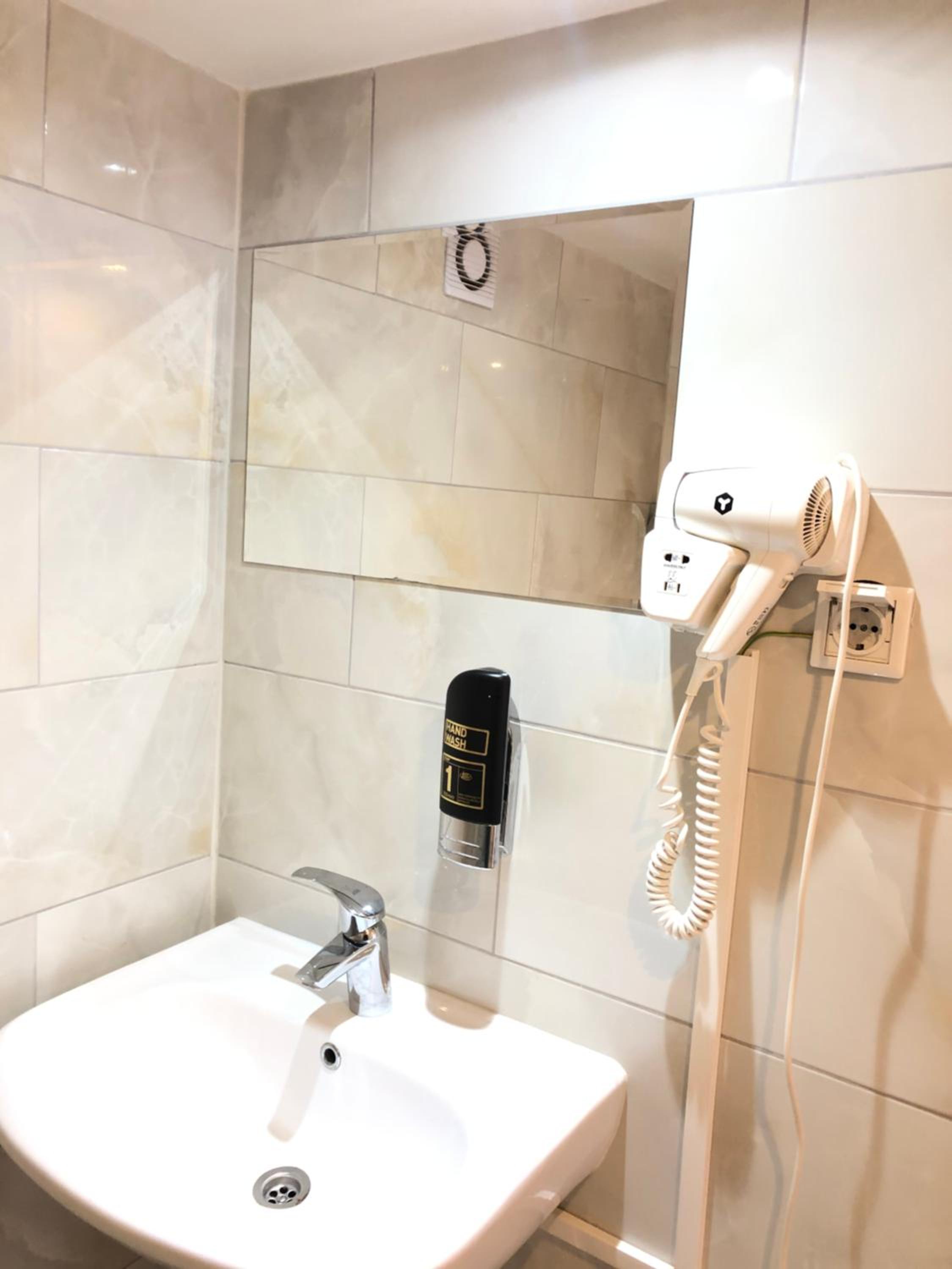 Room for 5 People with Private Bathroom