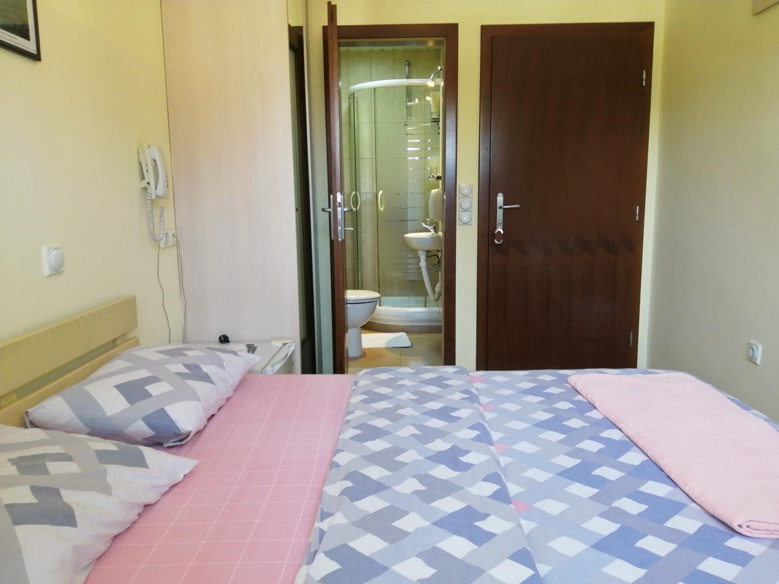 Standard Double Room - Photo 11