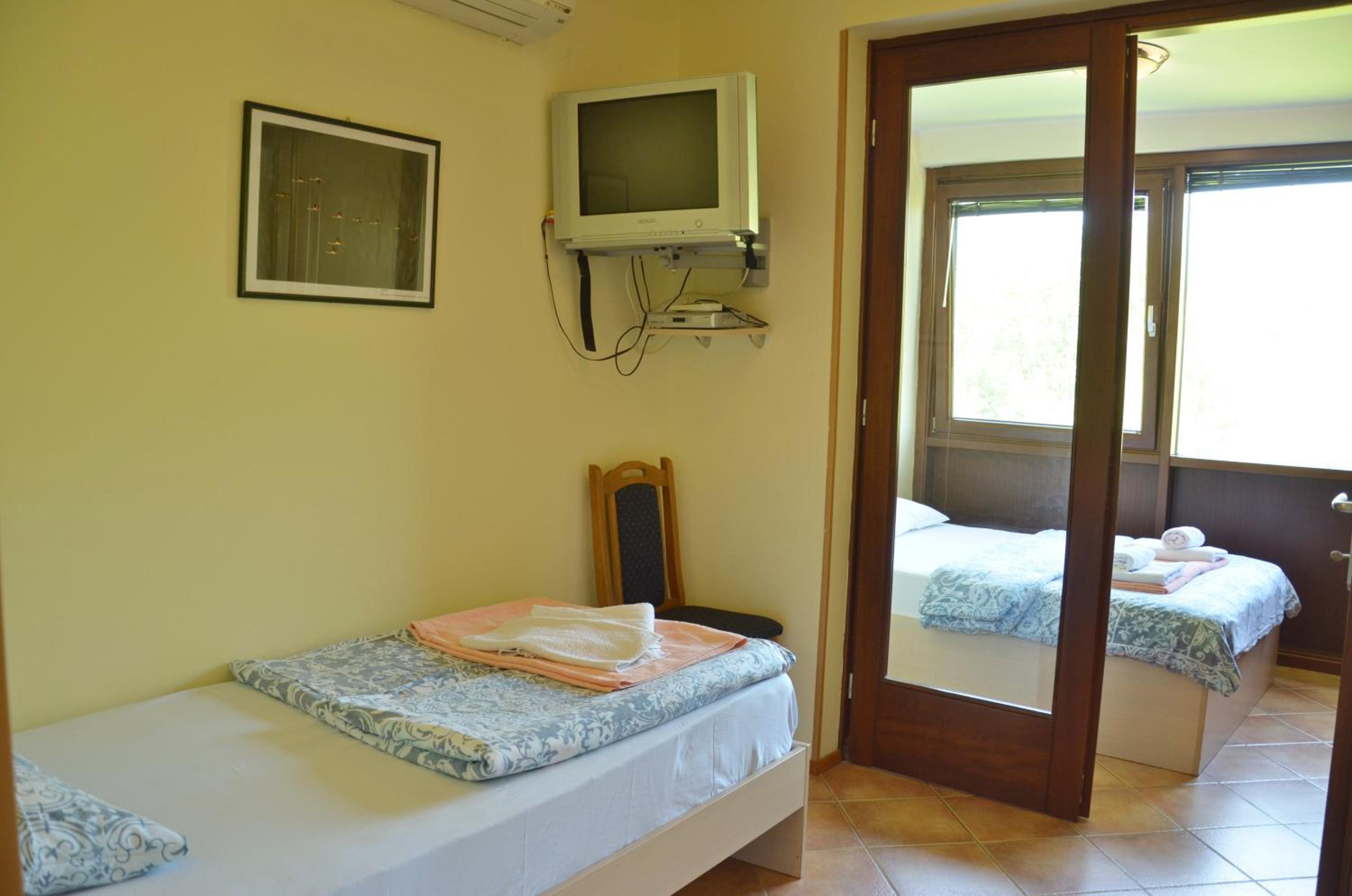 Standard Triple Room - Photo 8