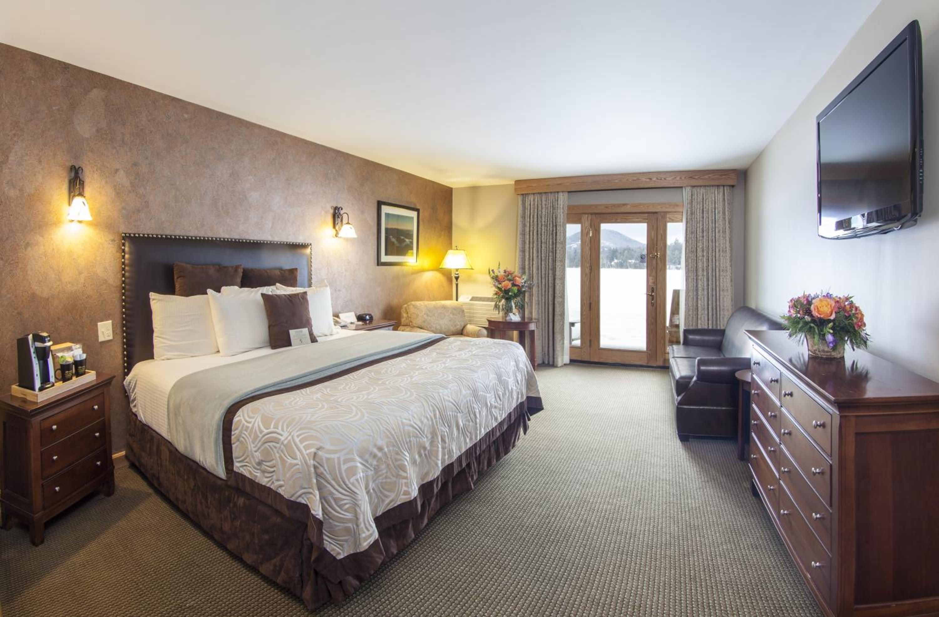 Lake Front Room with Two Queen Beds photo 2