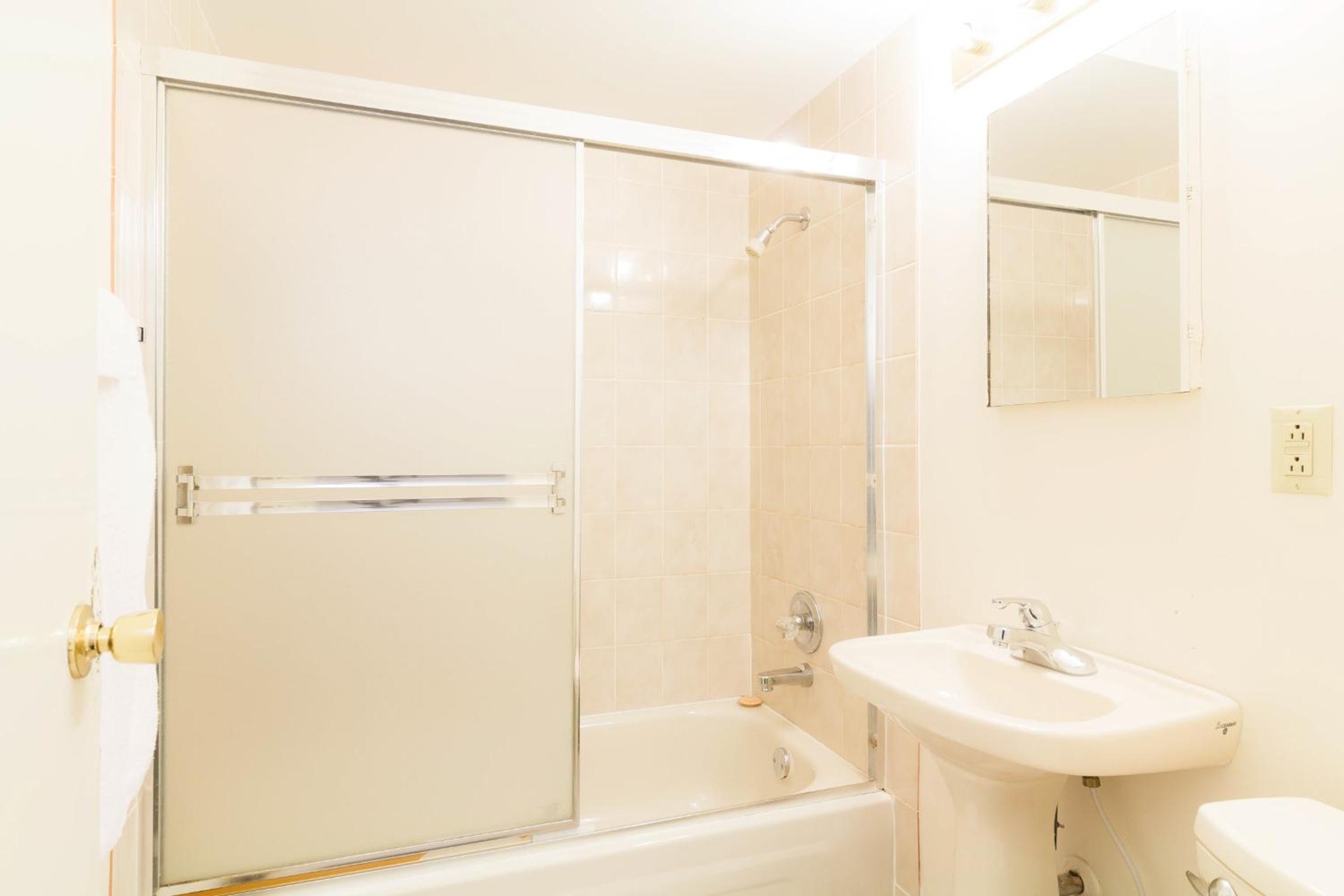 One-Bedroom Suite (5 Adults) photo 3