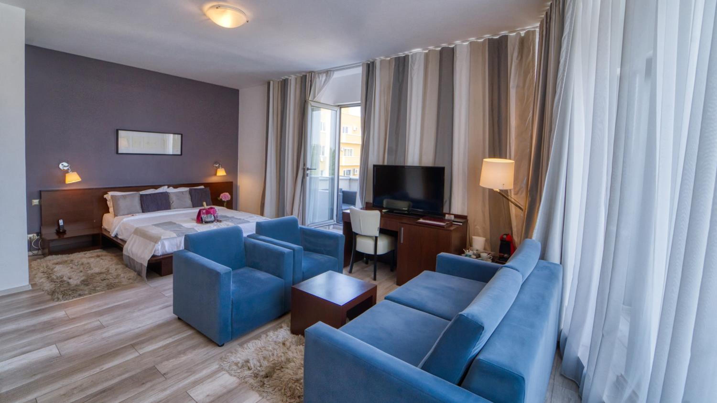 Junior Suite with Balcony - Photo 20
